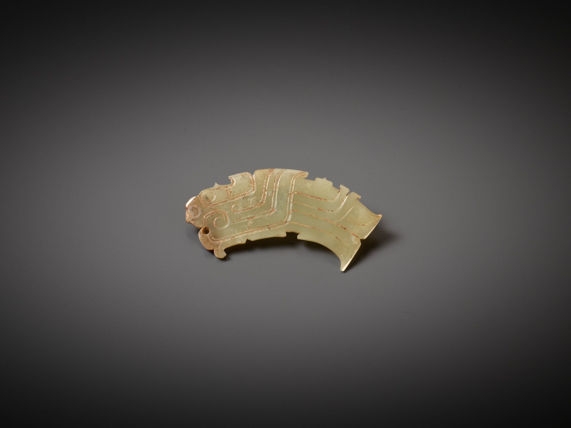 A BIRD-SHAPED CELADON JADE PENDANT, WESTERN ZHOU DYNASTY - Image 7 of 8