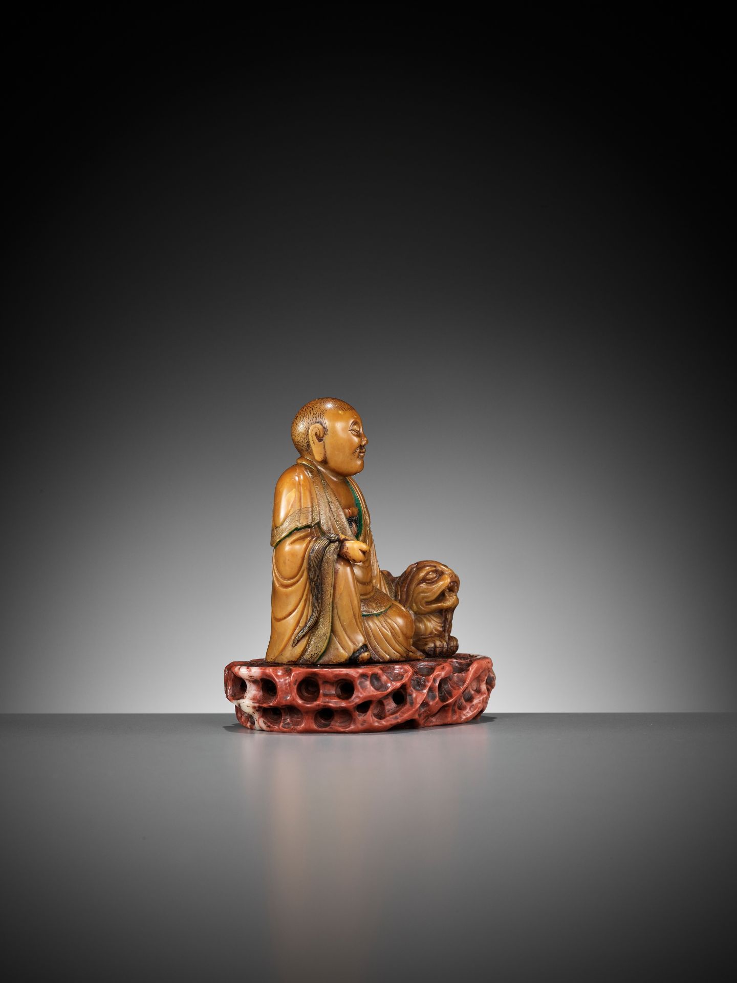 A SOAPSTONE FIGURE OF A LUOHAN WITH A BUDDHIST LION, 18TH CENTURY - Bild 11 aus 14