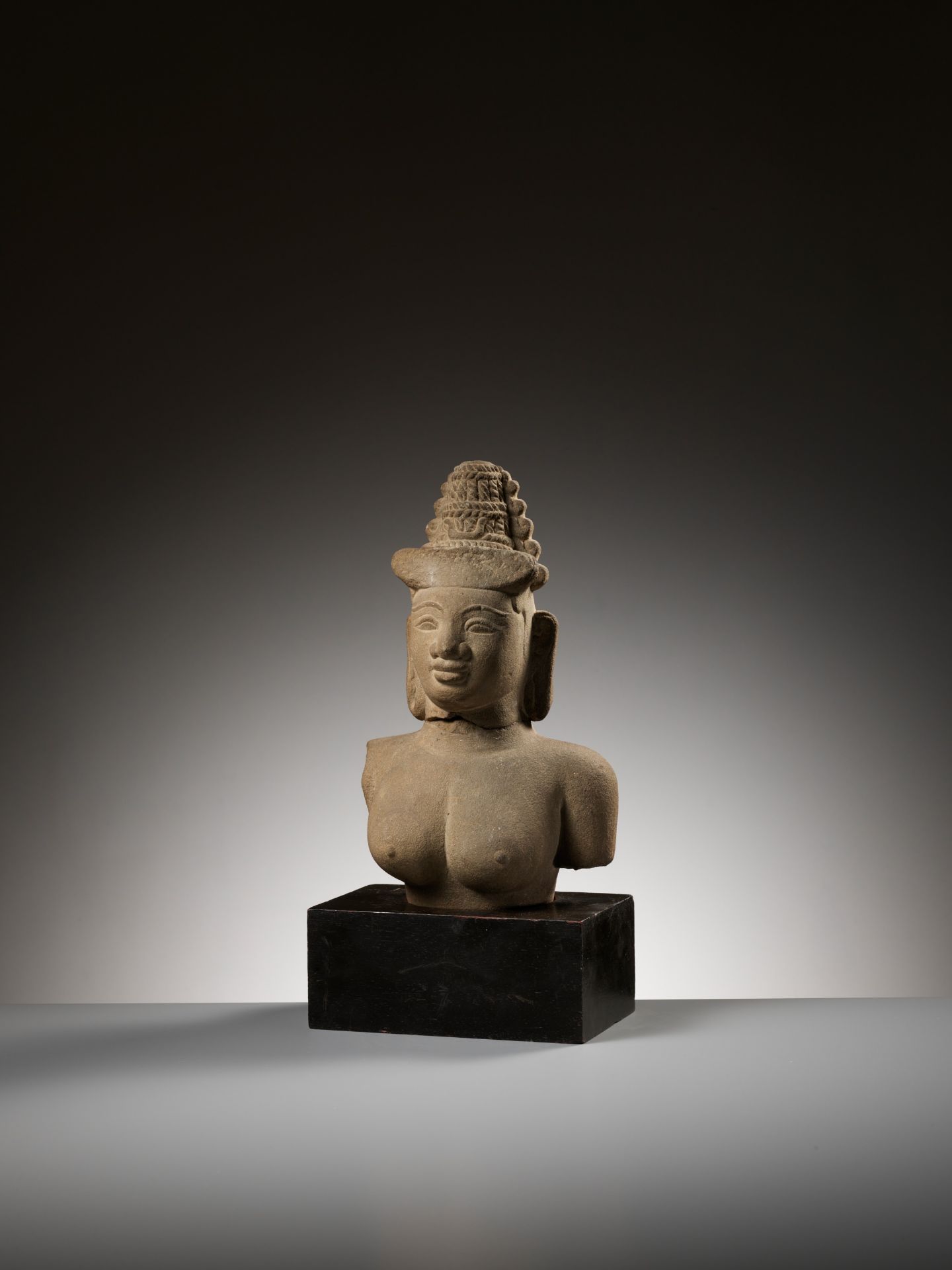 A SANDSTONE BUST OF A FEMALE DEITY, CHAM PERIOD - Image 8 of 9