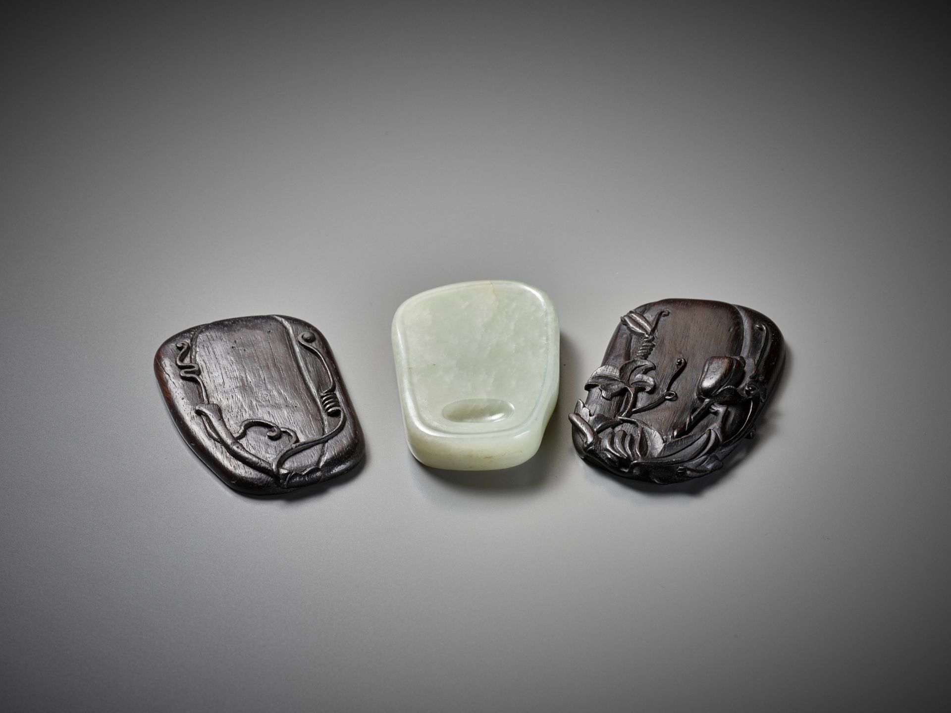 A PALE CELADON JADE INKSTONE WITH MATCHING ZITAN STAND AND COVER, QING DYNASTY - Image 6 of 9