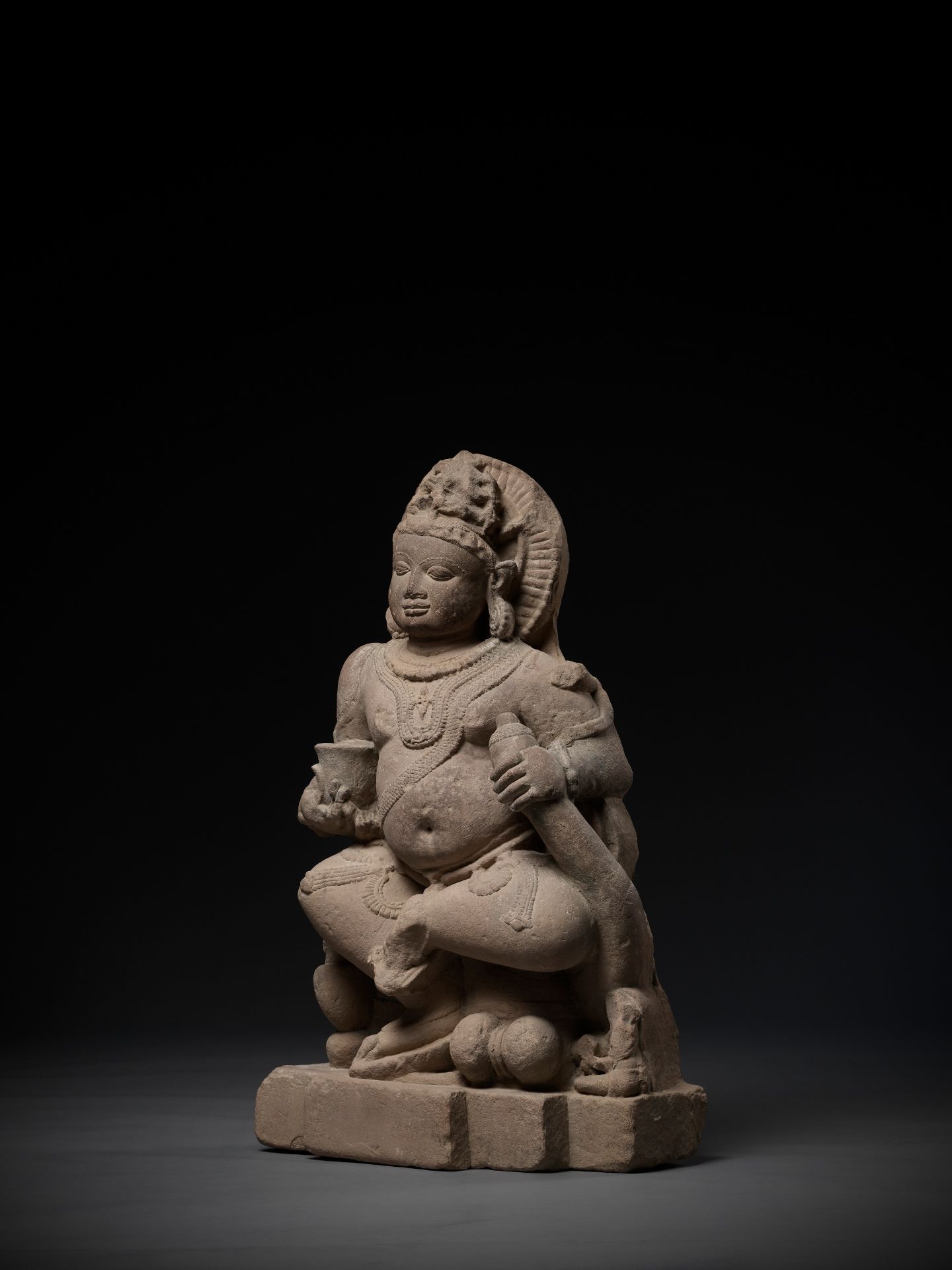 A RARE BACCHANALIAN KUBERA, GUPTA EMPIRE, PINK SANDSTONE - Image 7 of 12