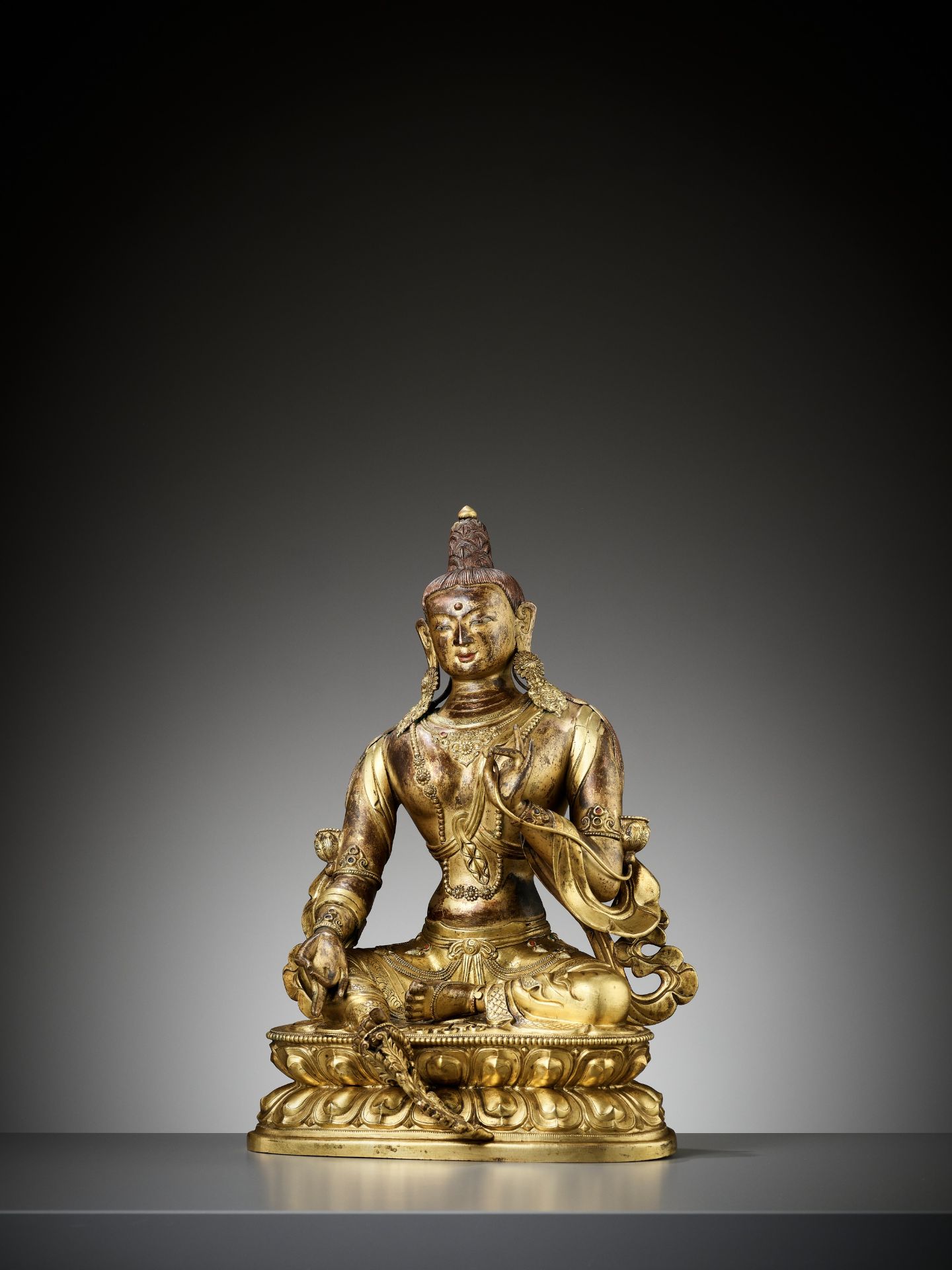 A CAST AND REPOUSSE GILT COPPER ALLOY FIGURE OF GREEN TARA, QIANLONG PERIOD - Image 11 of 18