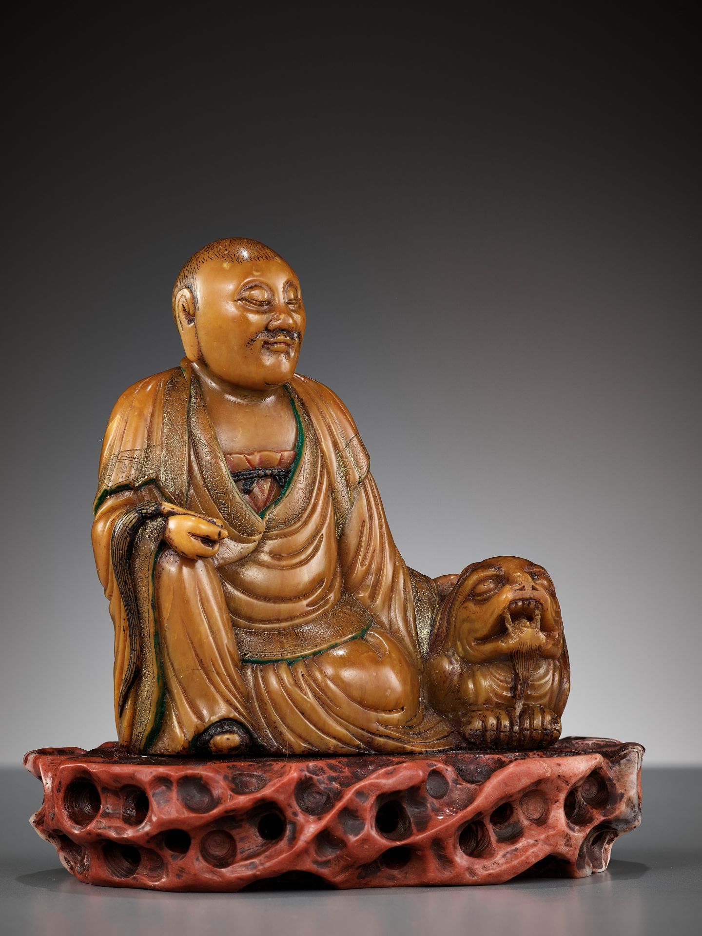 A SOAPSTONE FIGURE OF A LUOHAN WITH A BUDDHIST LION, 18TH CENTURY - Image 2 of 14