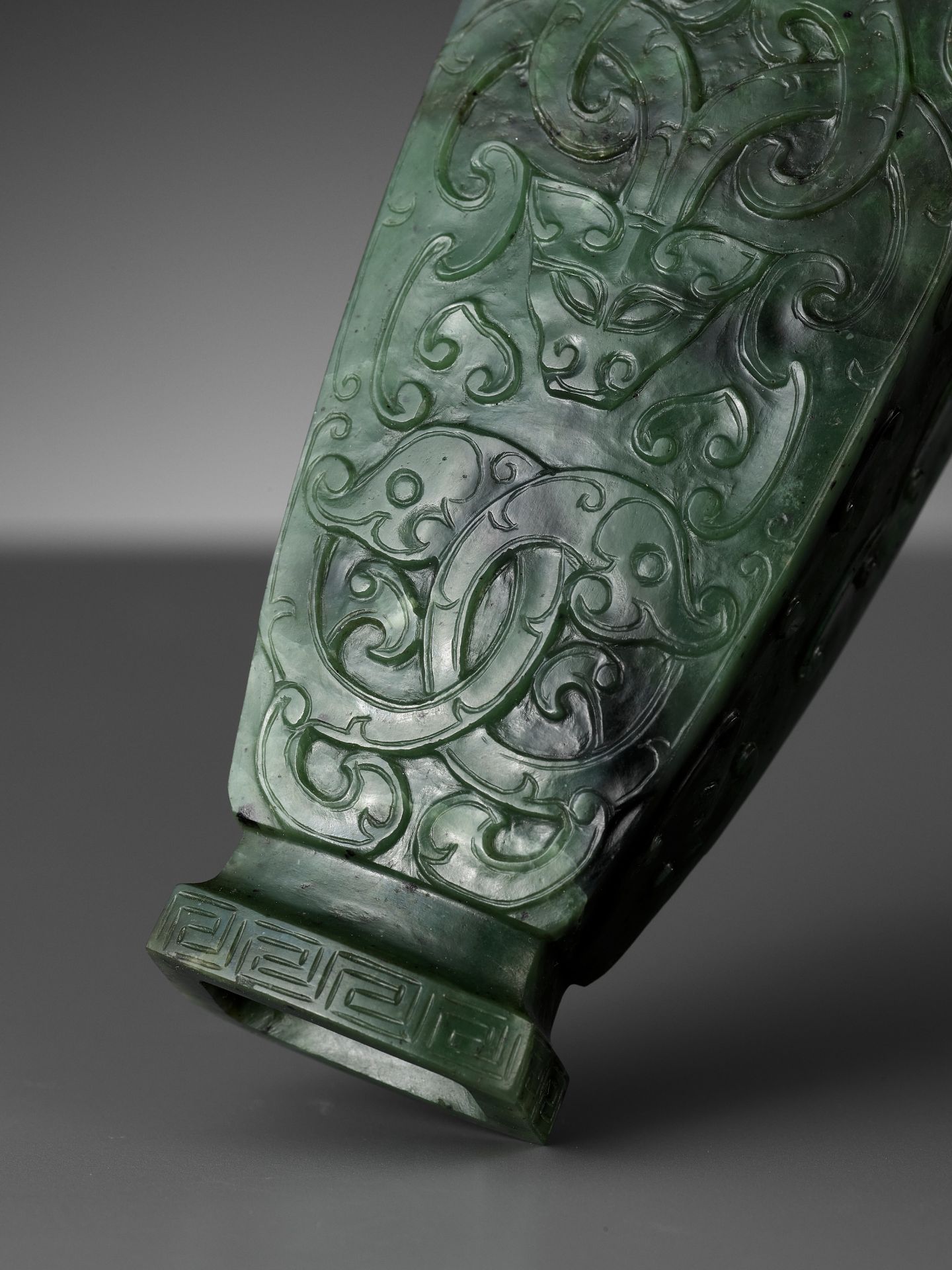 A SPINACH GREEN JADE MINIATURE 'ARCHAISTIC' VASE, 18TH-19TH CENTURY - Image 5 of 19