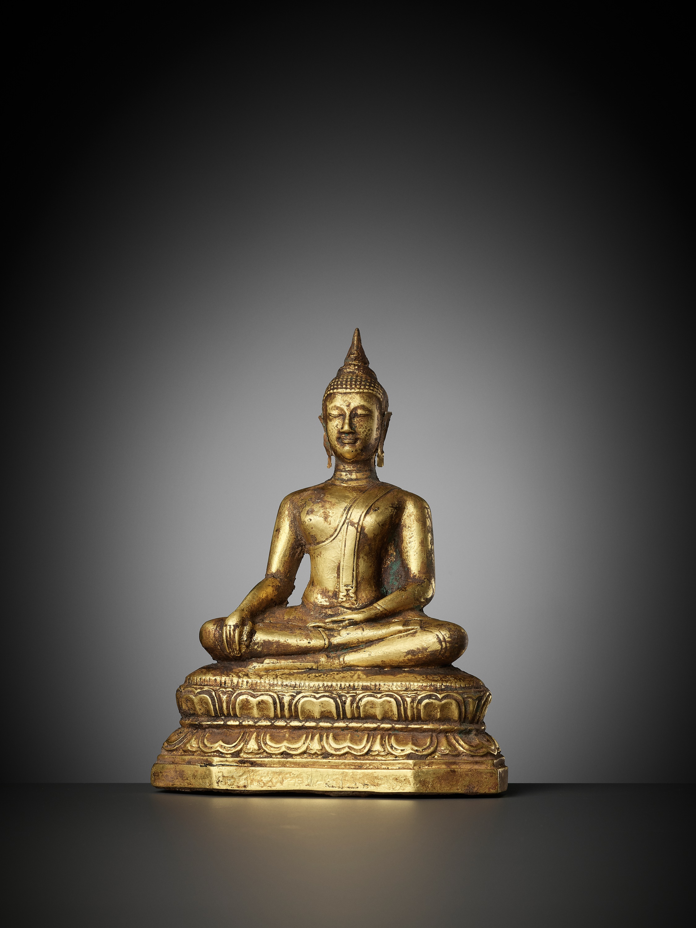 A GOLD REPOUSSE FIGURE OF BUDDHA SHAKYAMUNI, AYUTTHAYA KINGDOM, 1351-1767 - Image 6 of 12