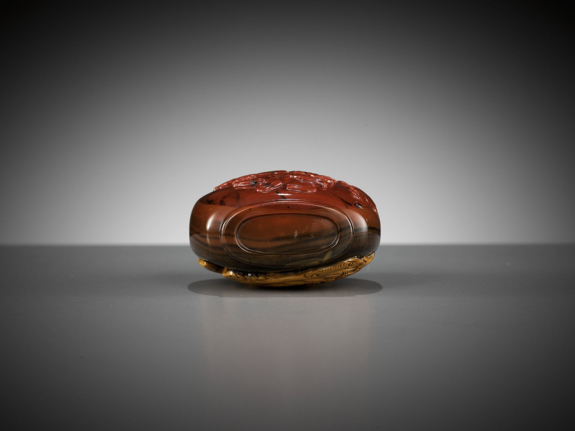 A RARE CAMEO JASPER SNUFF BOTTLE, OFFICIAL SCHOOL, QING DYNASTY - Image 9 of 9