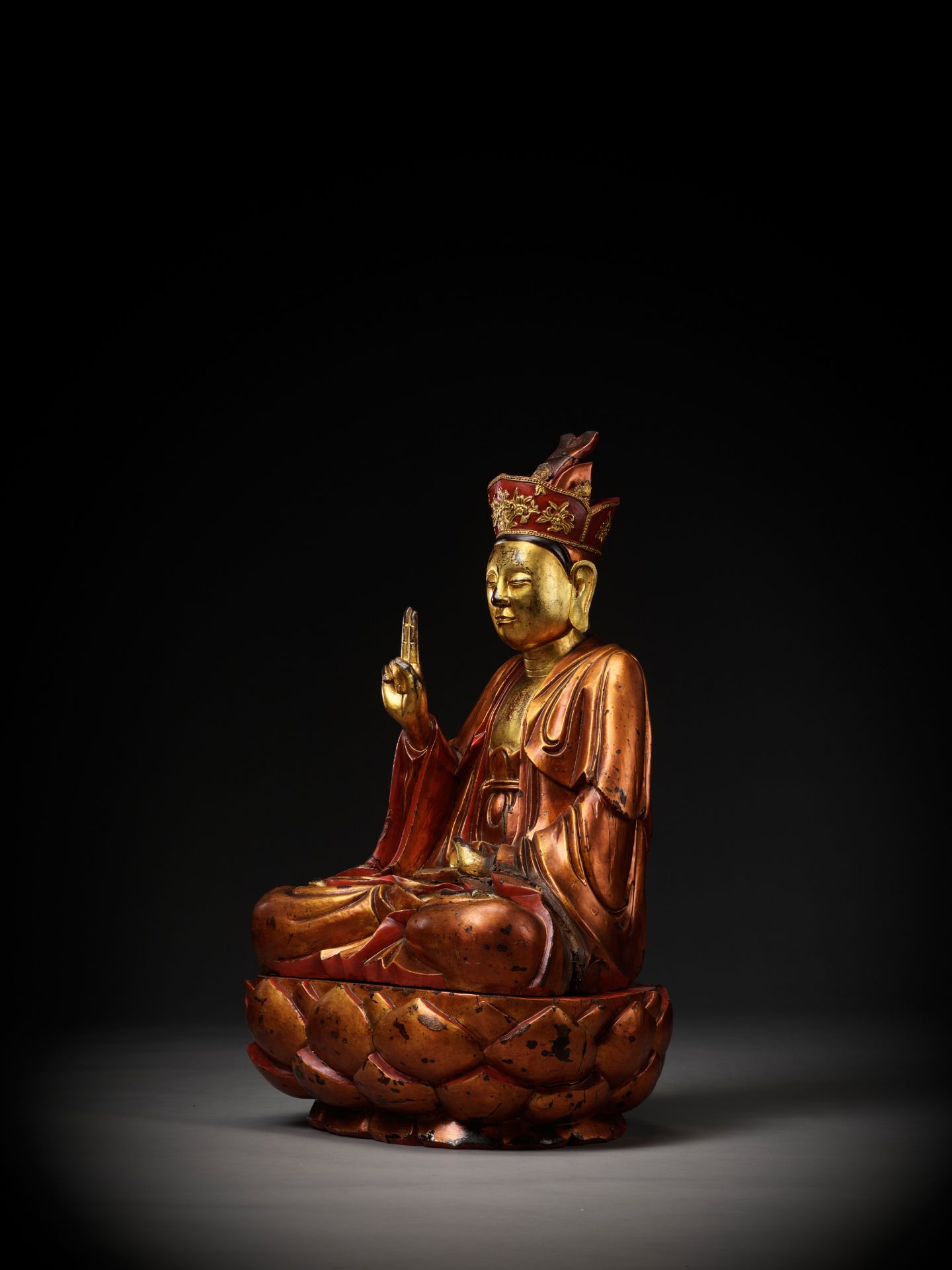 A LARGE GILT-LACQUERED WOOD FIGURE OF A BODHISATTVA, VIETNAM, 17TH-18TH CENTURY - Image 6 of 14