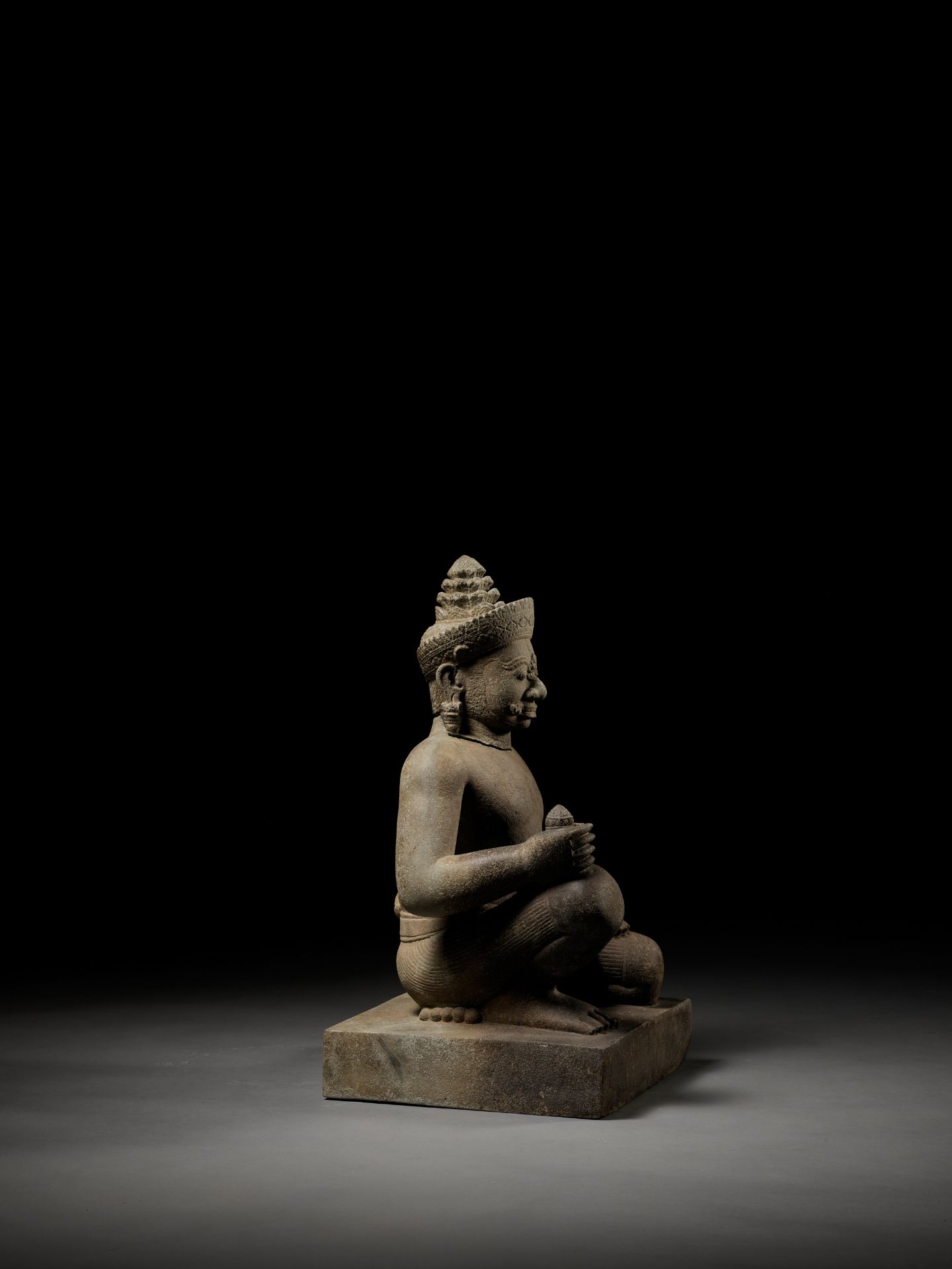 A SANDSTONE GUARDIAN FIGURE DEPICTING A YAKSHA, KOH KER STYLE - Image 13 of 16