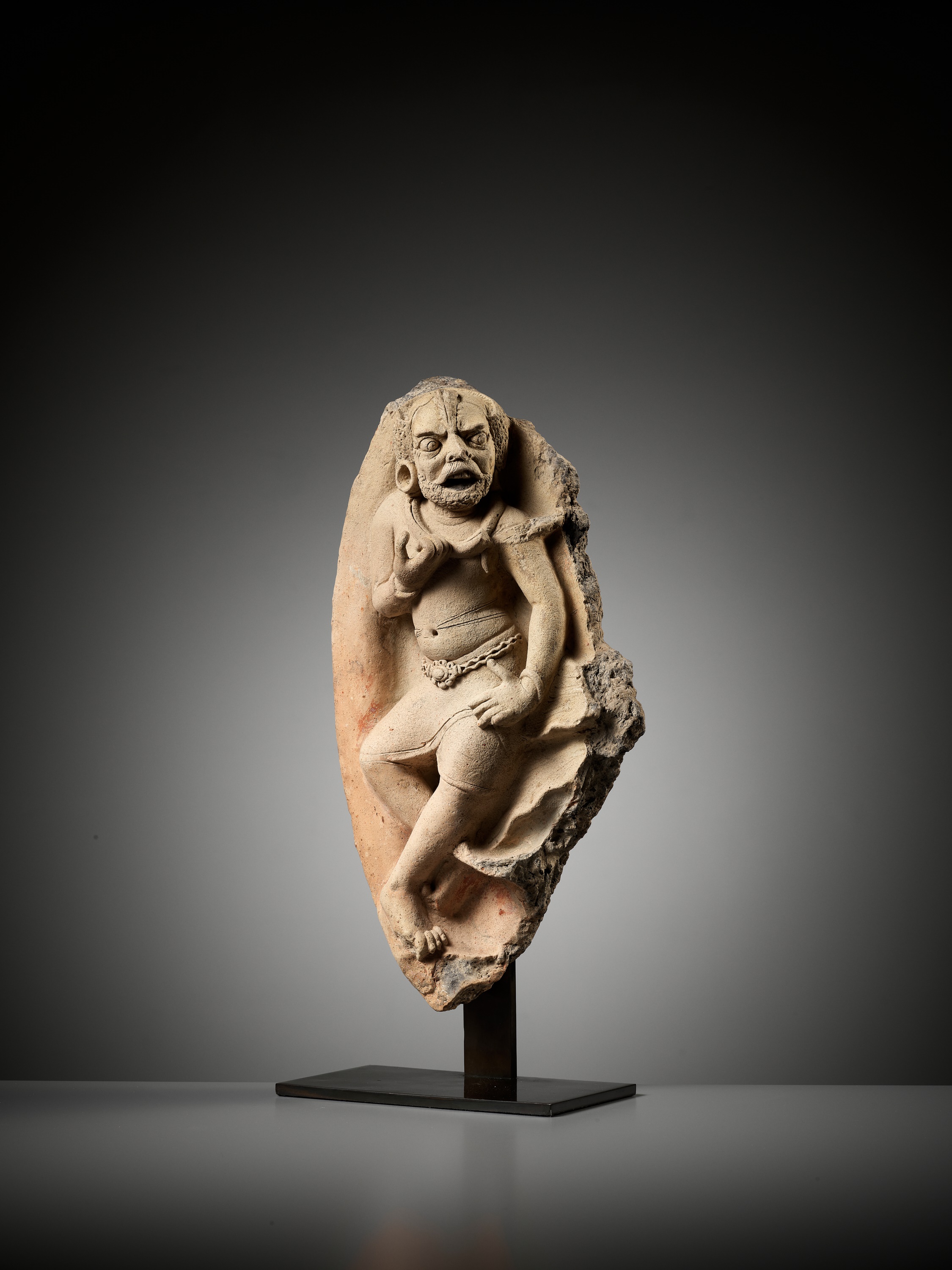 A RARE TERRACOTTA RELIEF DEPICTING AN ASURA, GUPTA PERIOD - Bild 6 aus 14