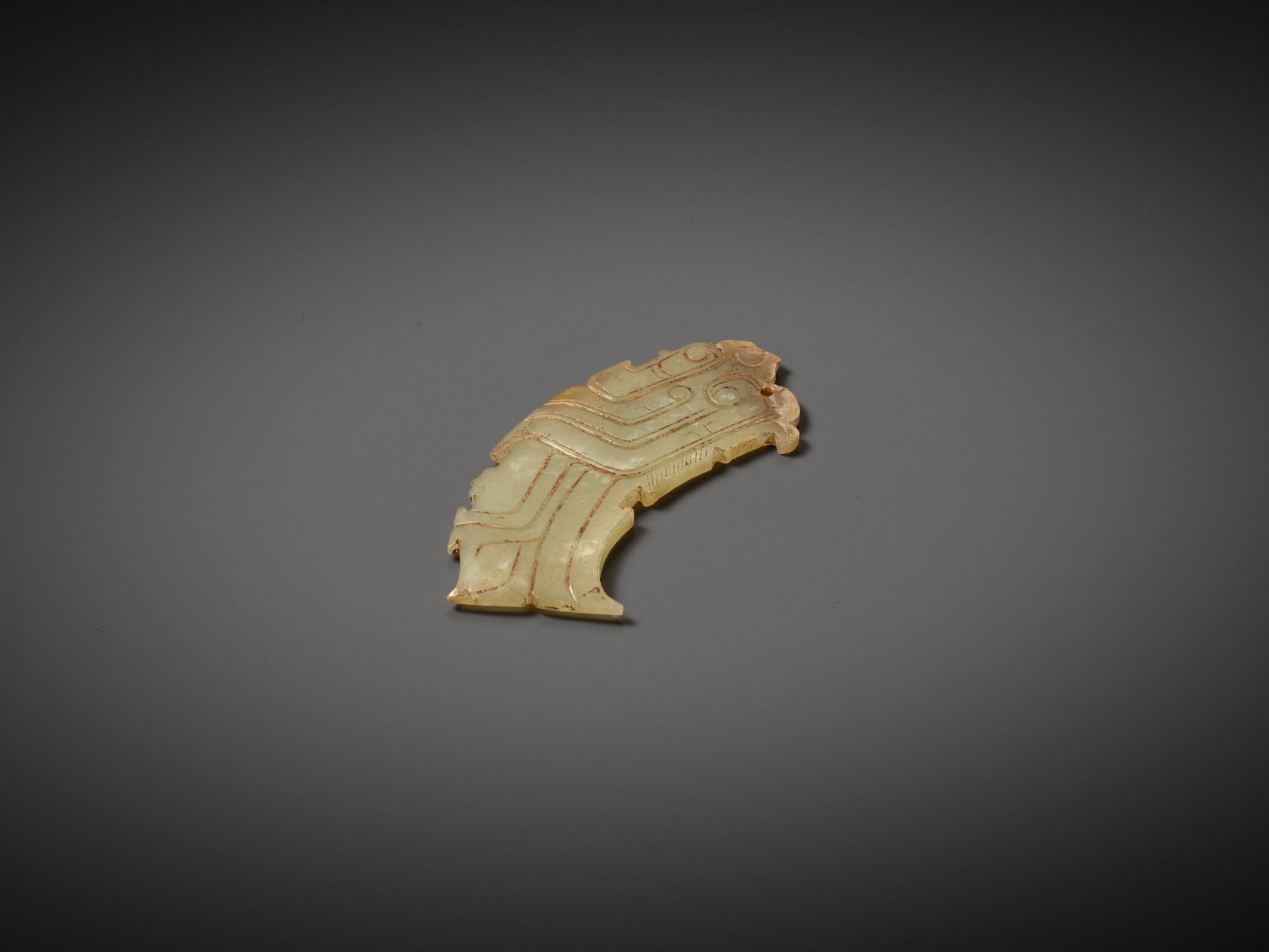 A BIRD-SHAPED CELADON JADE PENDANT, WESTERN ZHOU DYNASTY - Image 3 of 8