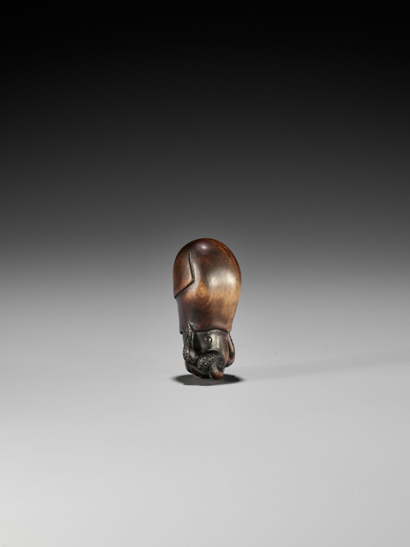 YOSUI: A RARE WOOD NETSUKE OF A SQUID - Bild 5 aus 8