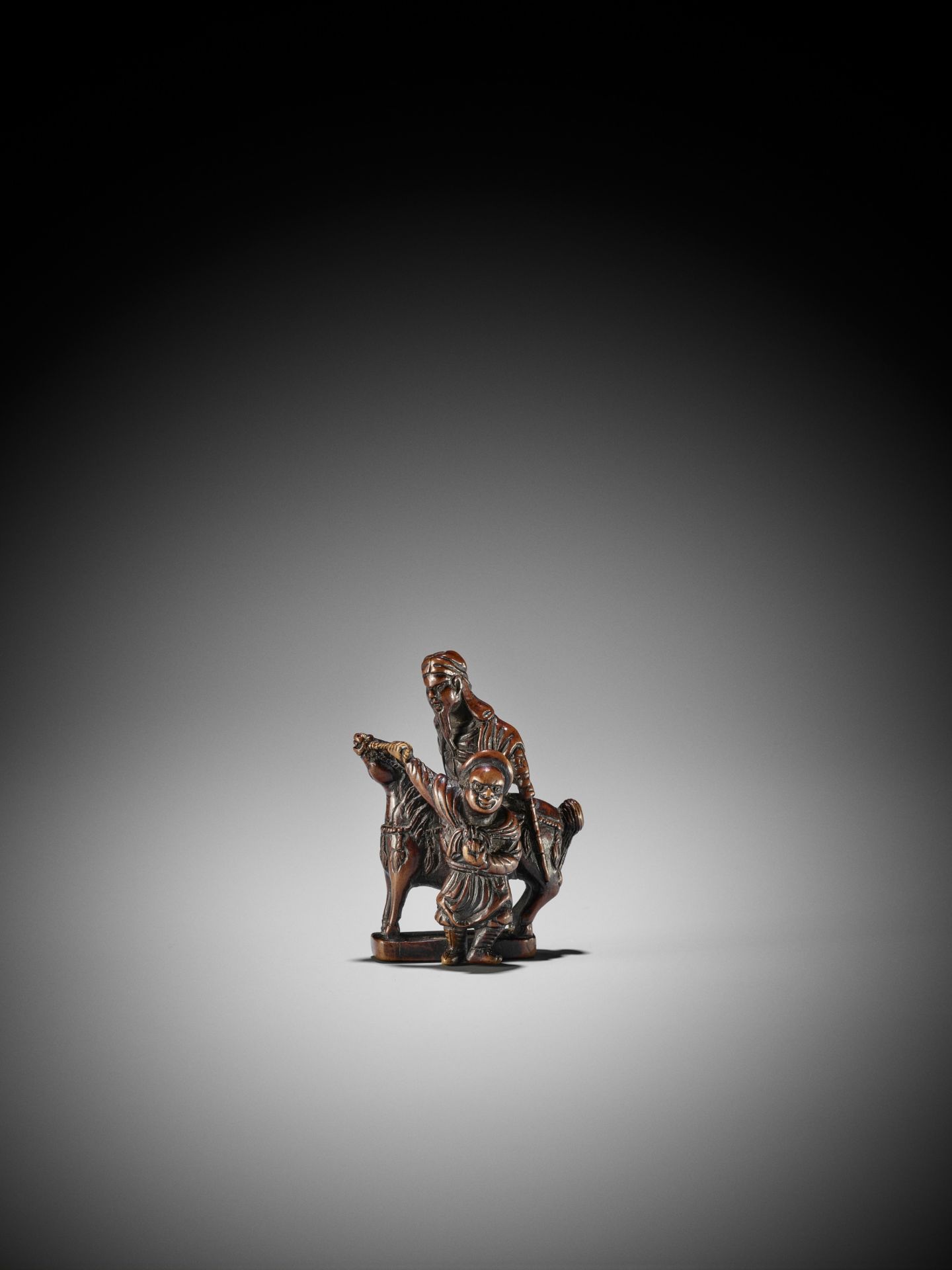 A LARGE AND POWERFUL BOXWOOD NETSUKE OF KAN'U WITH ATTENDANT - Bild 2 aus 10