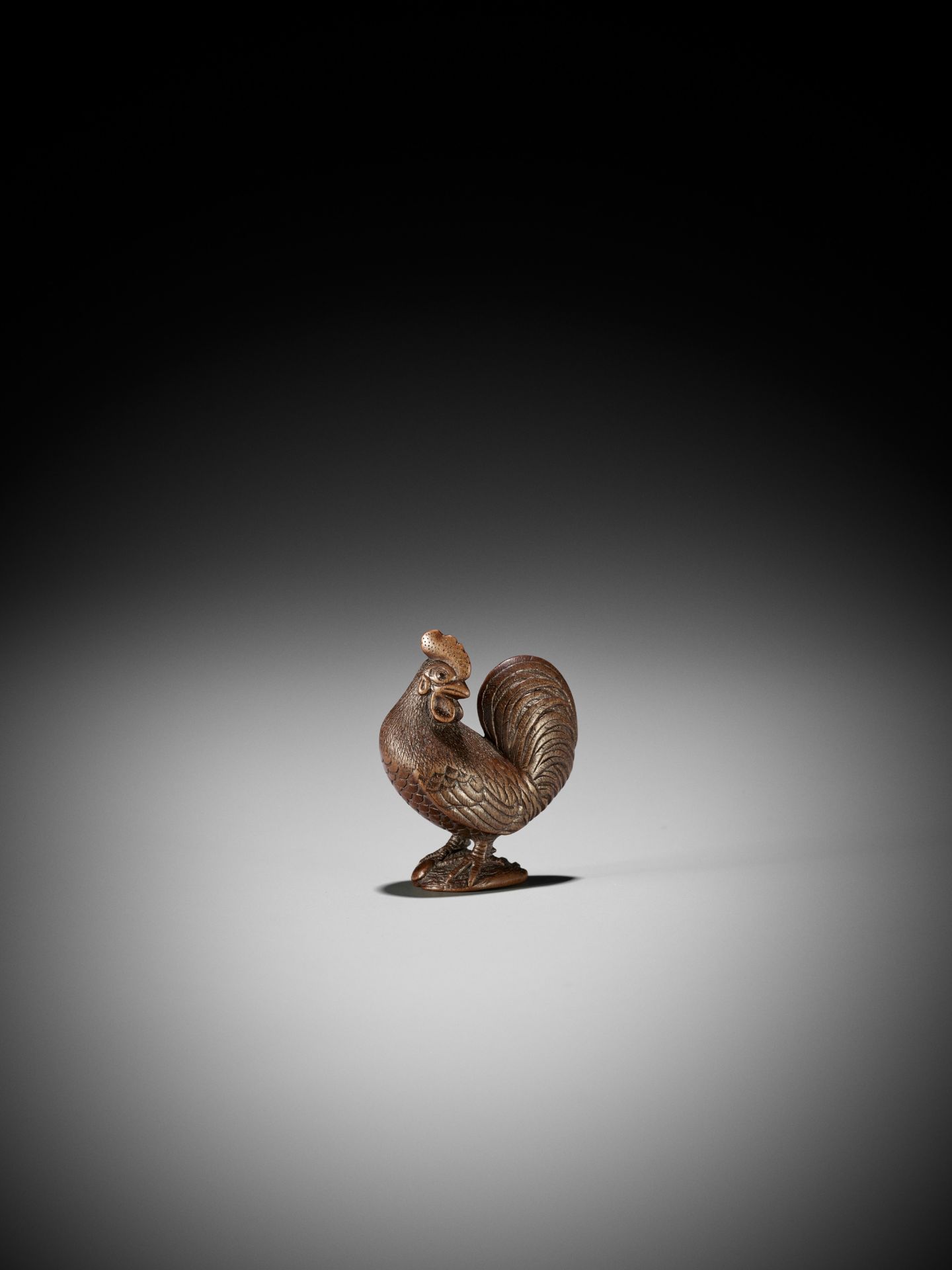 A RARE WOOD NETSUKE OF A COCKEREL ON AWABI - Bild 5 aus 10