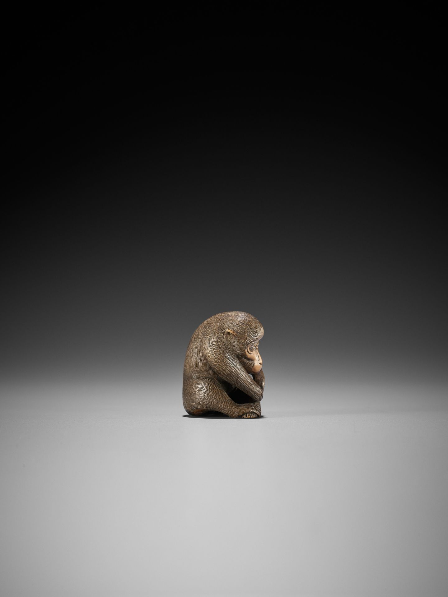 KOICHI: A WOOD NETSUKE OF A MONKEY PICKING FLEAS - Bild 6 aus 9