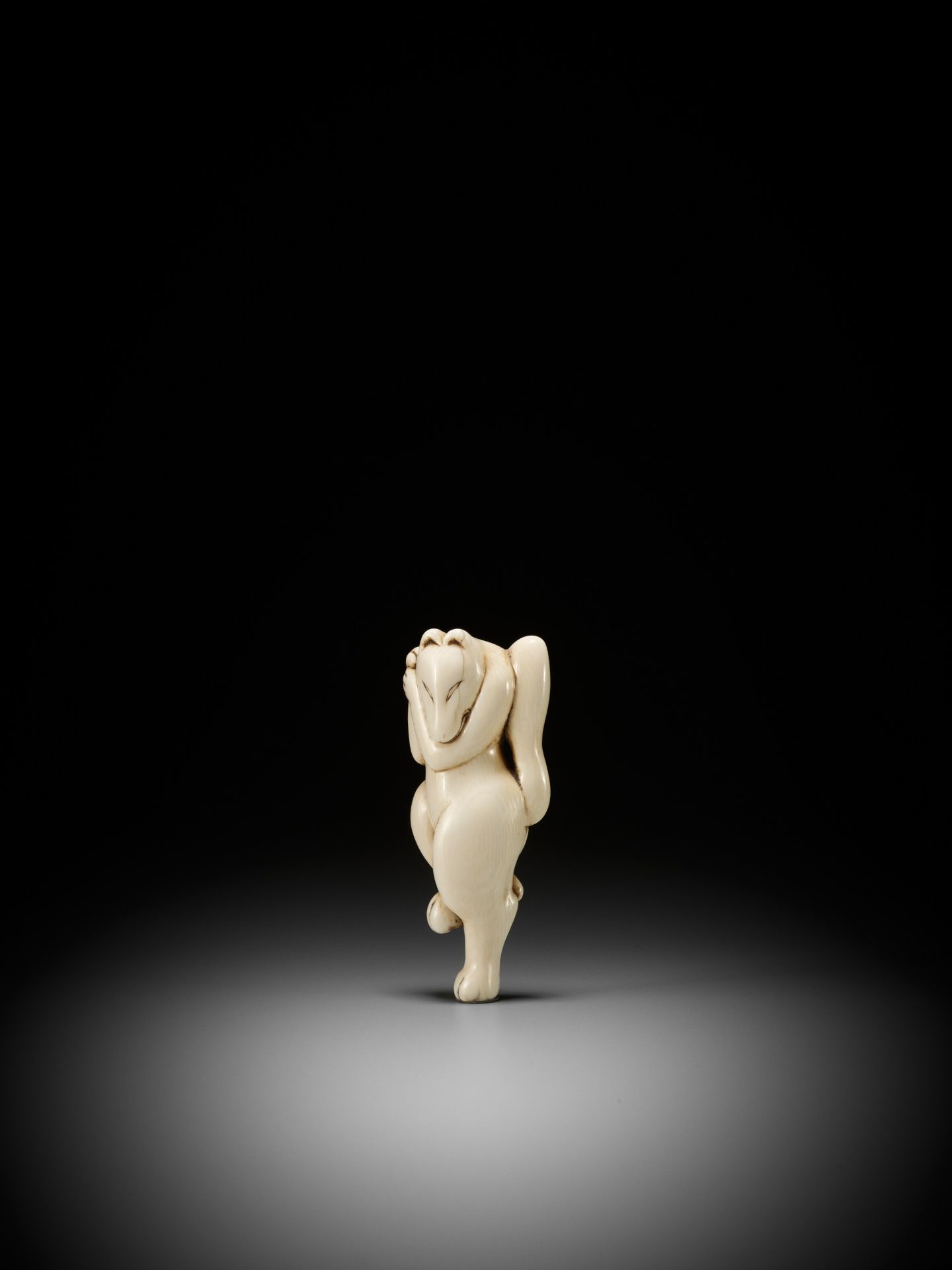 AN EARLY IVORY NETSUKE OF A DANCING KITSUNE - Bild 2 aus 9