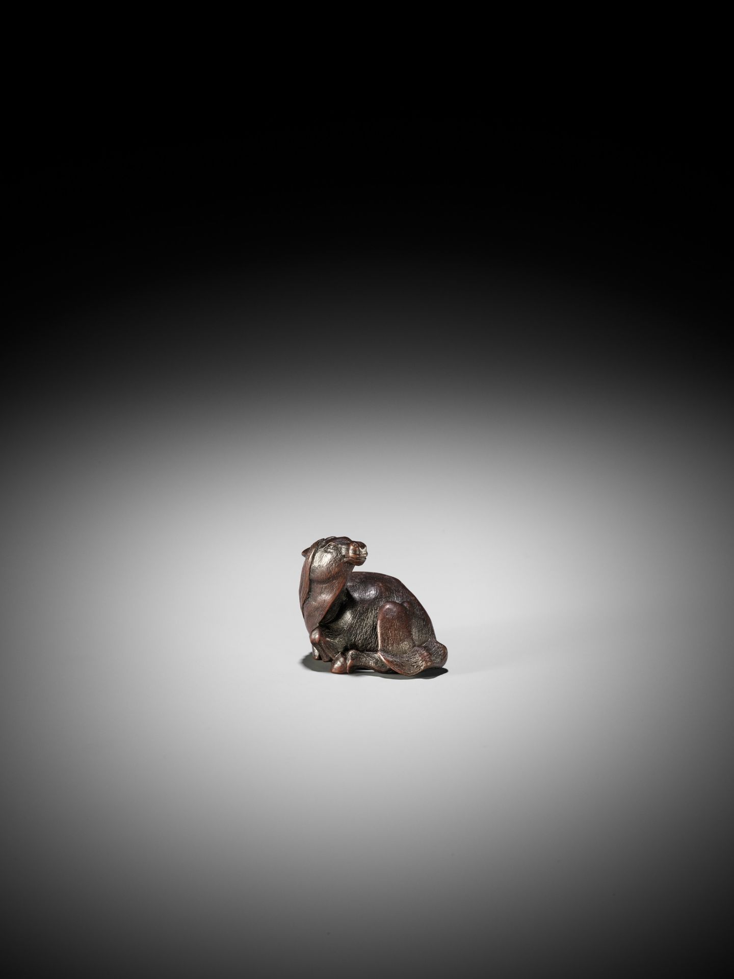 IKKAN: A FINE NAGOYA SCHOOL WOOD NETSUKE OF A RECUMBENT HORSE - Bild 4 aus 13