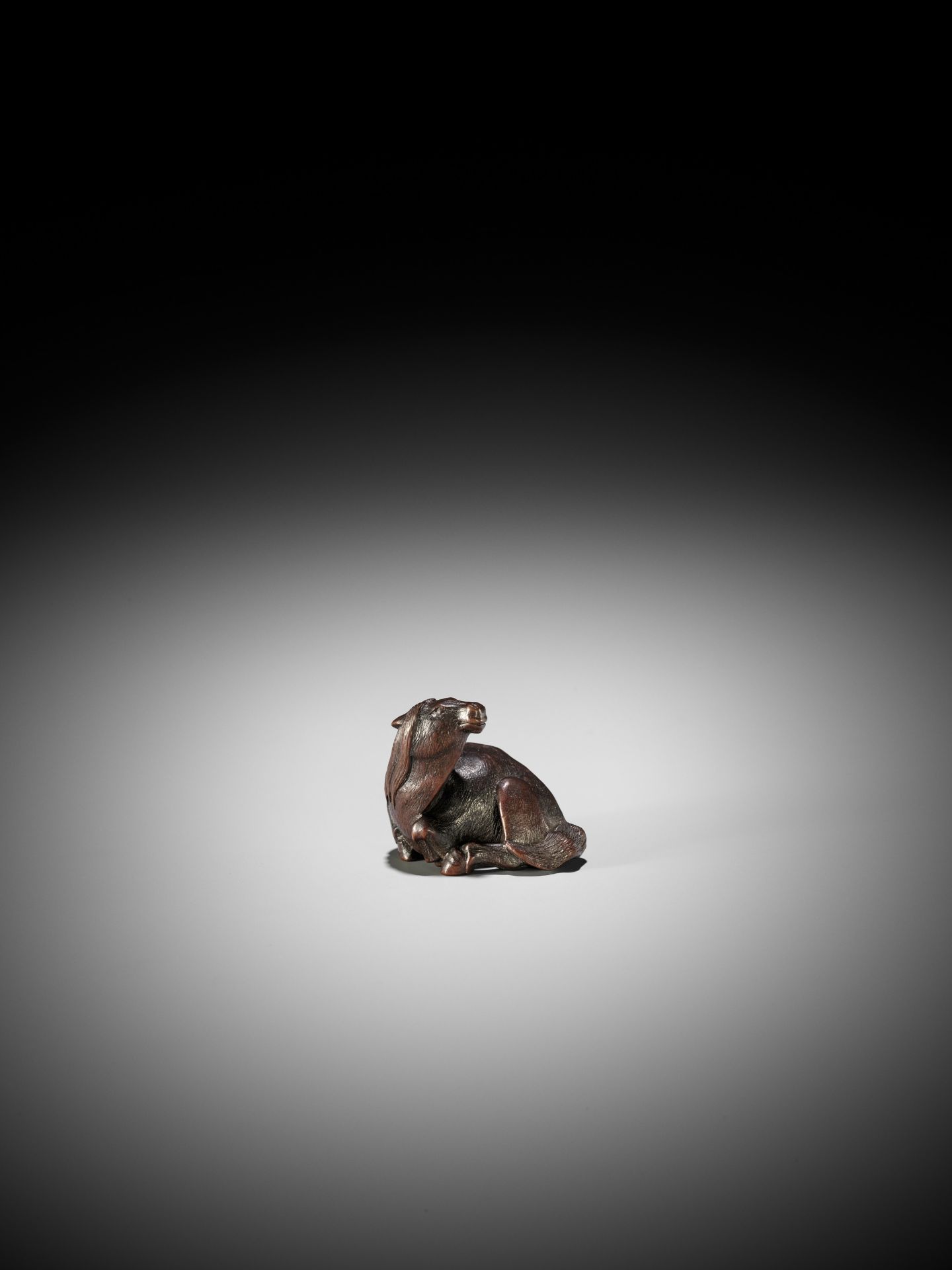 IKKAN: A FINE NAGOYA SCHOOL WOOD NETSUKE OF A RECUMBENT HORSE - Bild 7 aus 13