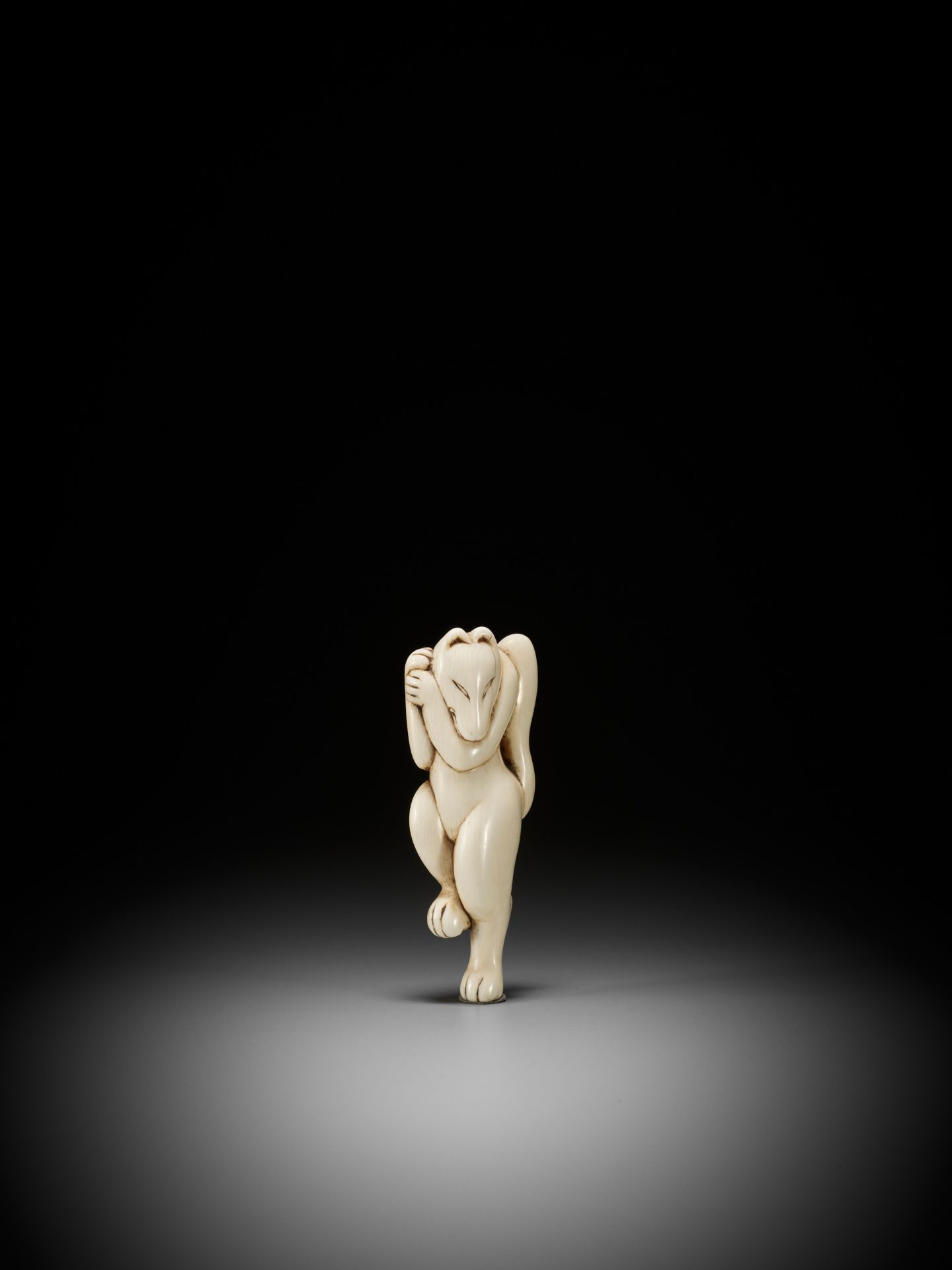 AN EARLY IVORY NETSUKE OF A DANCING KITSUNE - Bild 7 aus 9