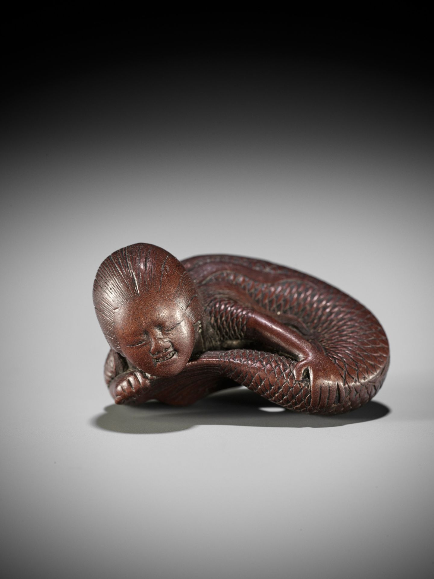 TADATOSHI: A SUPERB NAGOYA SCHOOL WOOD NETSUKE OF A NINGYO (MERMAID) - Bild 3 aus 17