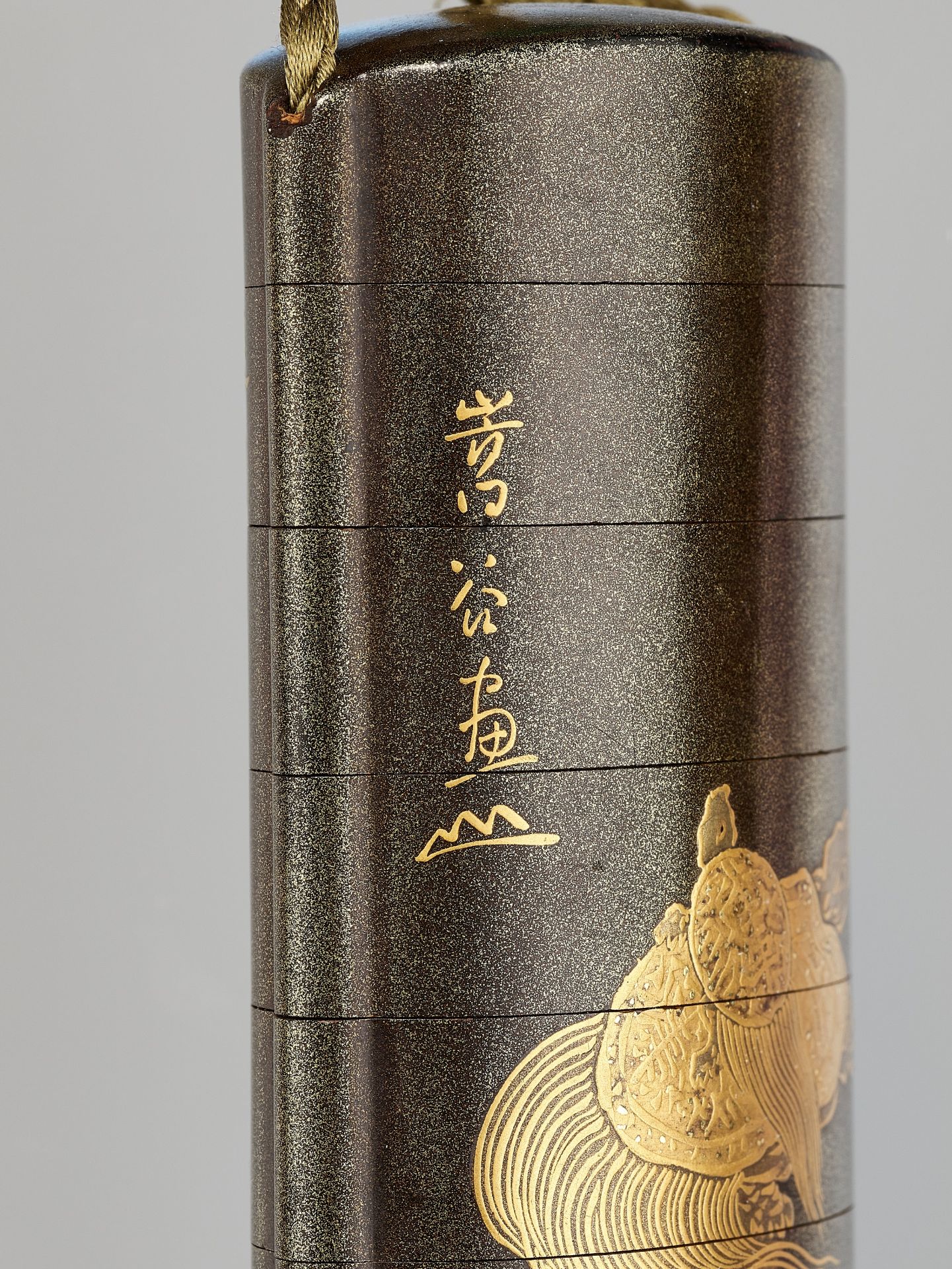 SORYUSAI: A FINE GOLD LACQUER FIVE-CASE INRO DEPICTING JUROJIN AND MINOGAME, WITH EN SUITE NETSUKE - Bild 6 aus 10