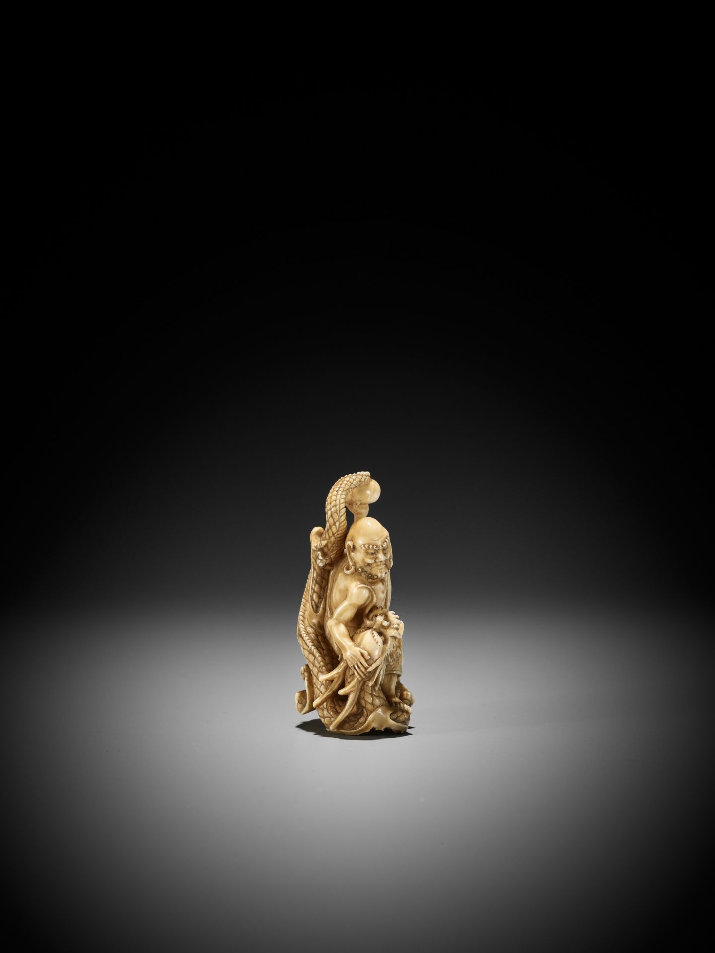 TOMOMASA: A SUPERB IVORY NETSUKE OF RAKAN HANDAKA SONJA CONJURING A DRAGON - Bild 11 aus 14