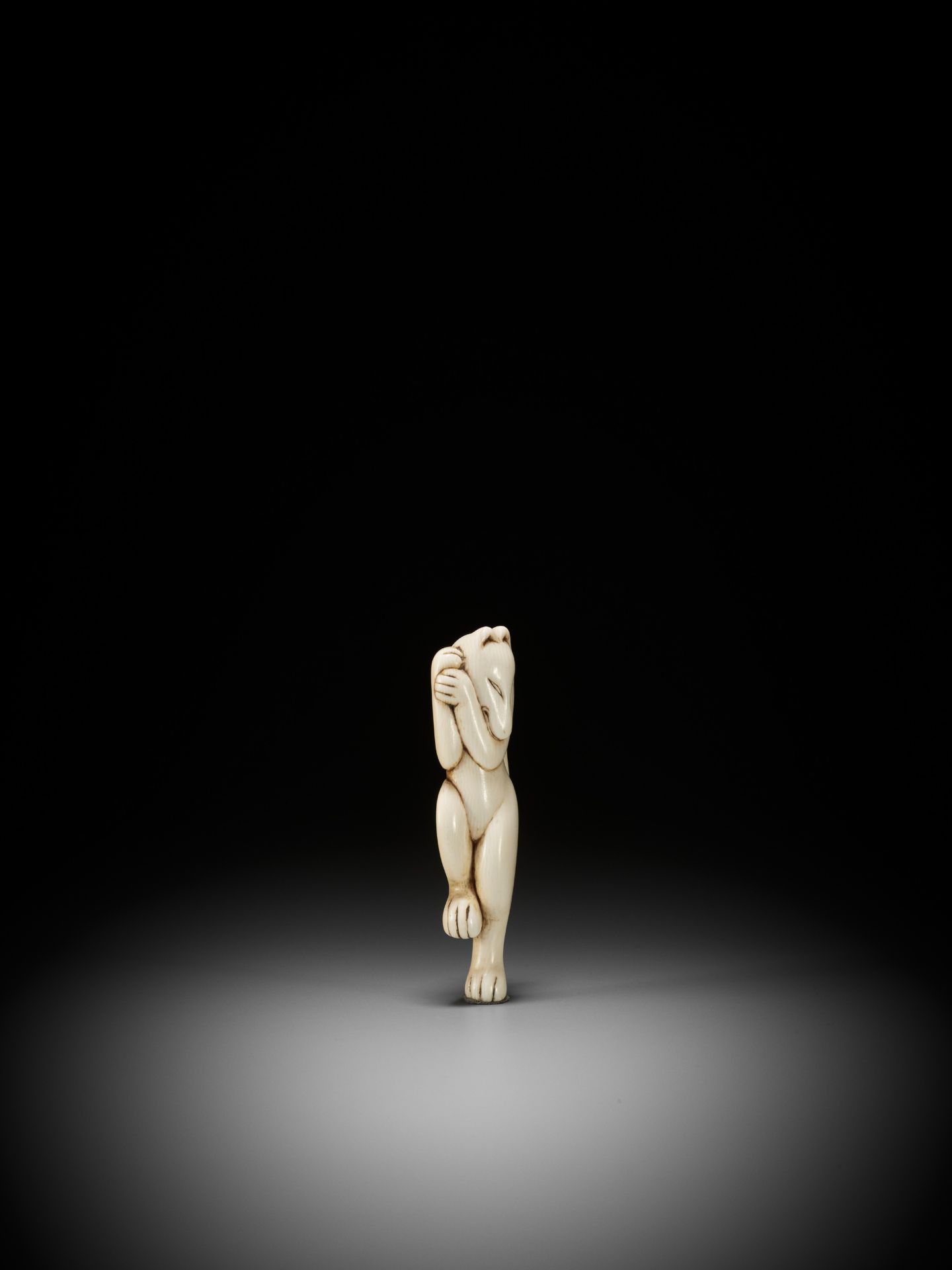 AN EARLY IVORY NETSUKE OF A DANCING KITSUNE - Bild 5 aus 9