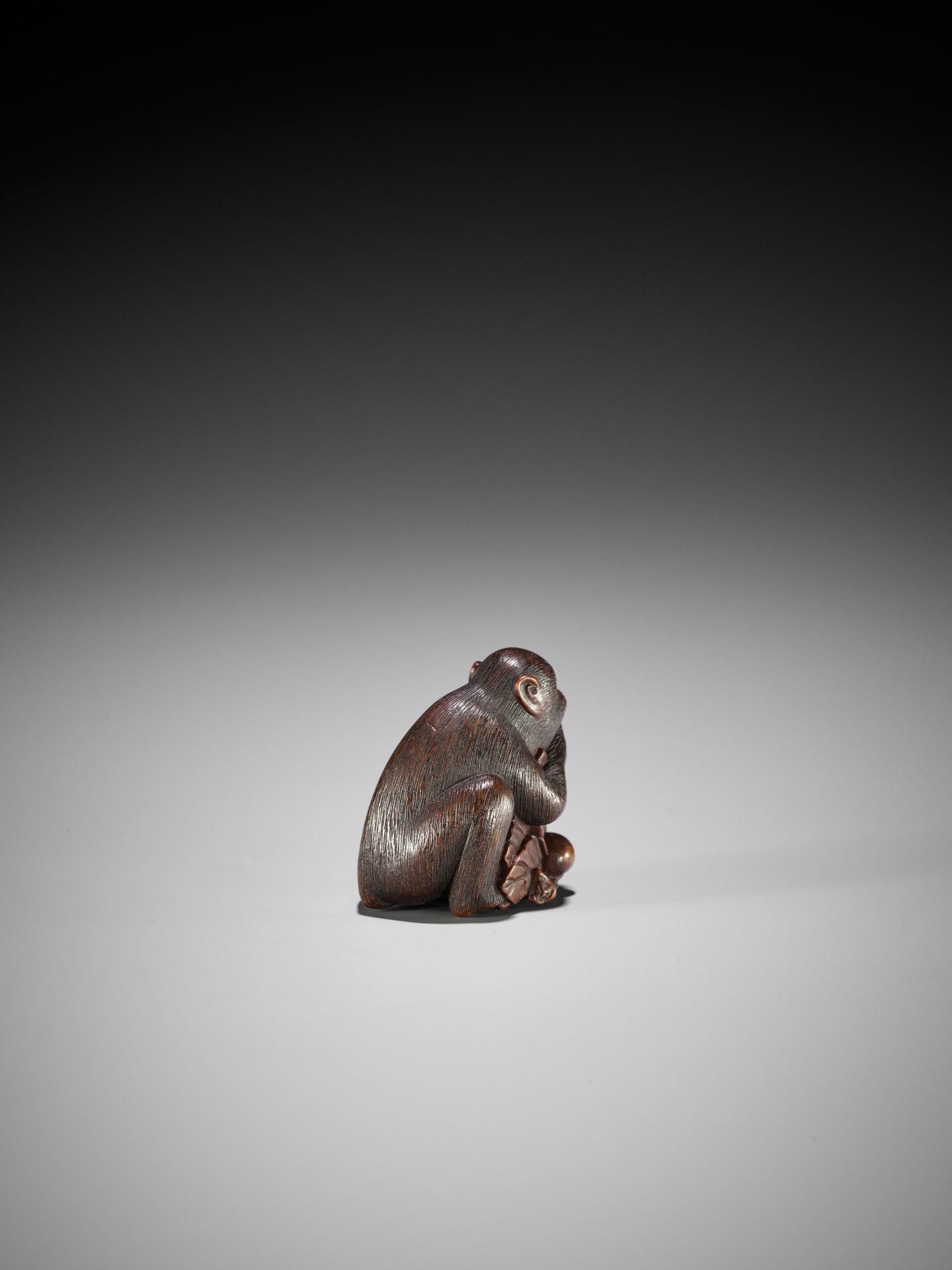 MASANAO: A FINE WOOD NETSUKE OF A MONKEY EATING PERSIMMONS - Bild 10 aus 13