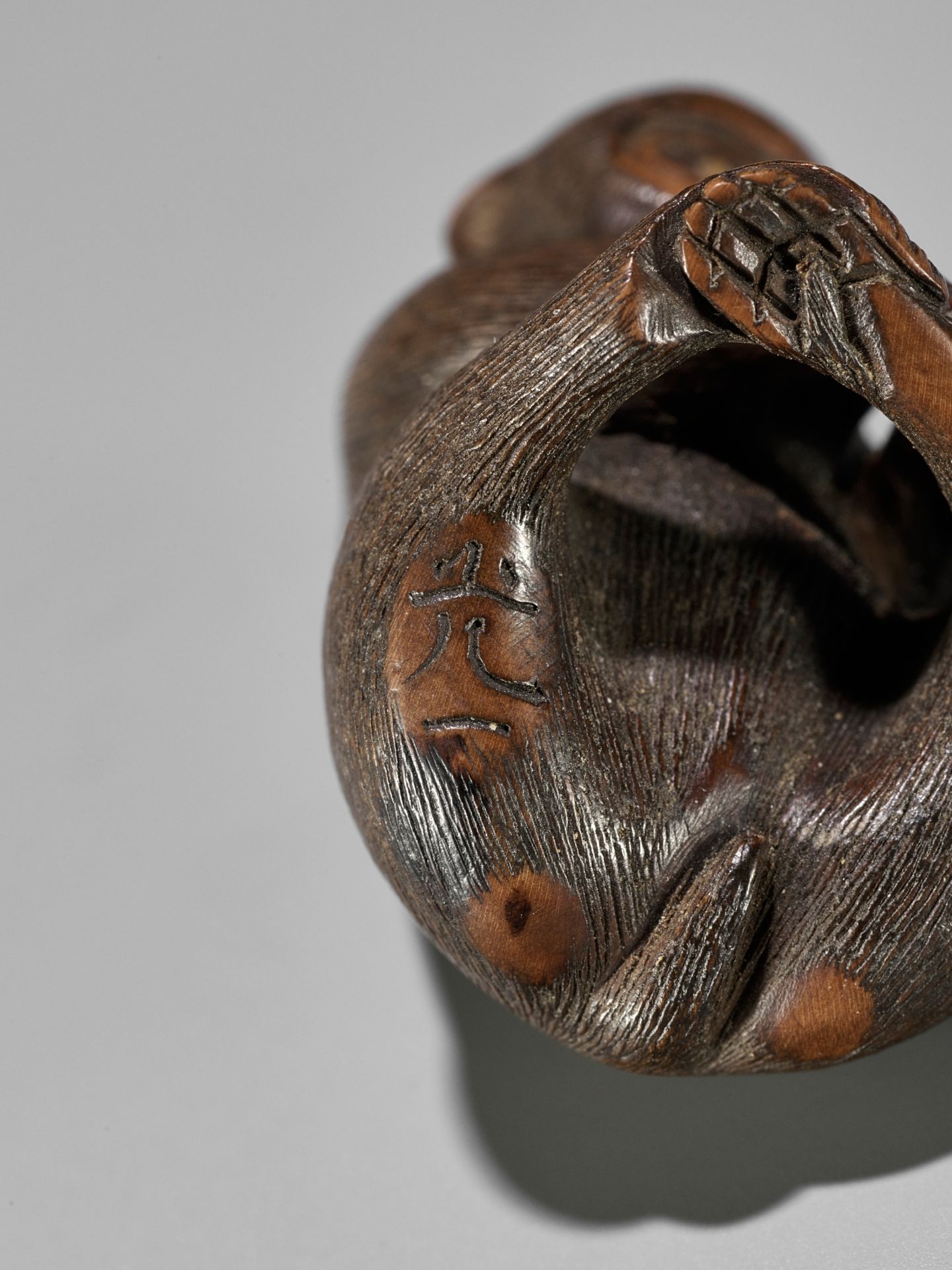 KOICHI: A WOOD NETSUKE OF A MONKEY PICKING FLEAS - Bild 9 aus 9