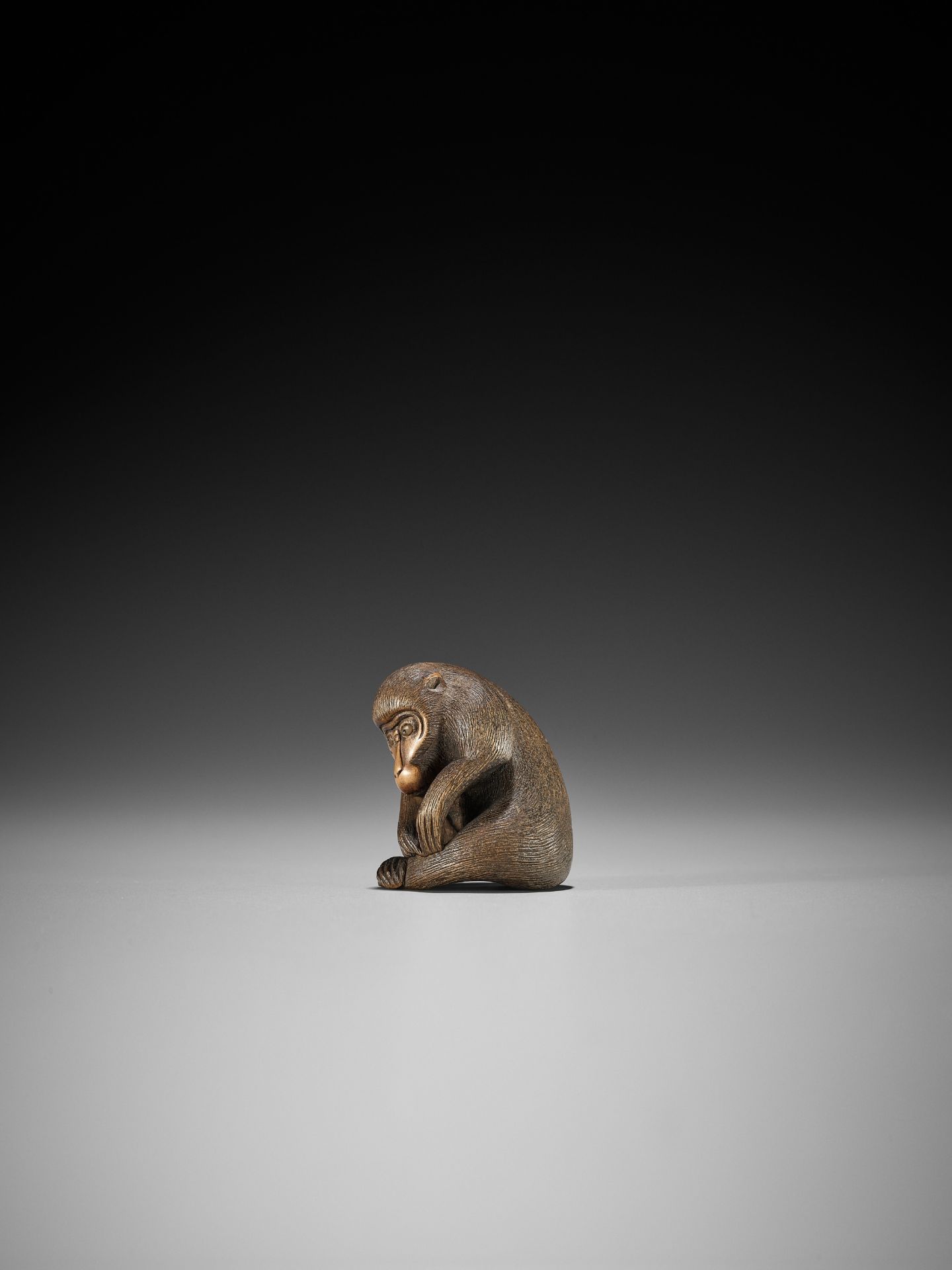 KOICHI: A WOOD NETSUKE OF A MONKEY PICKING FLEAS - Bild 3 aus 9