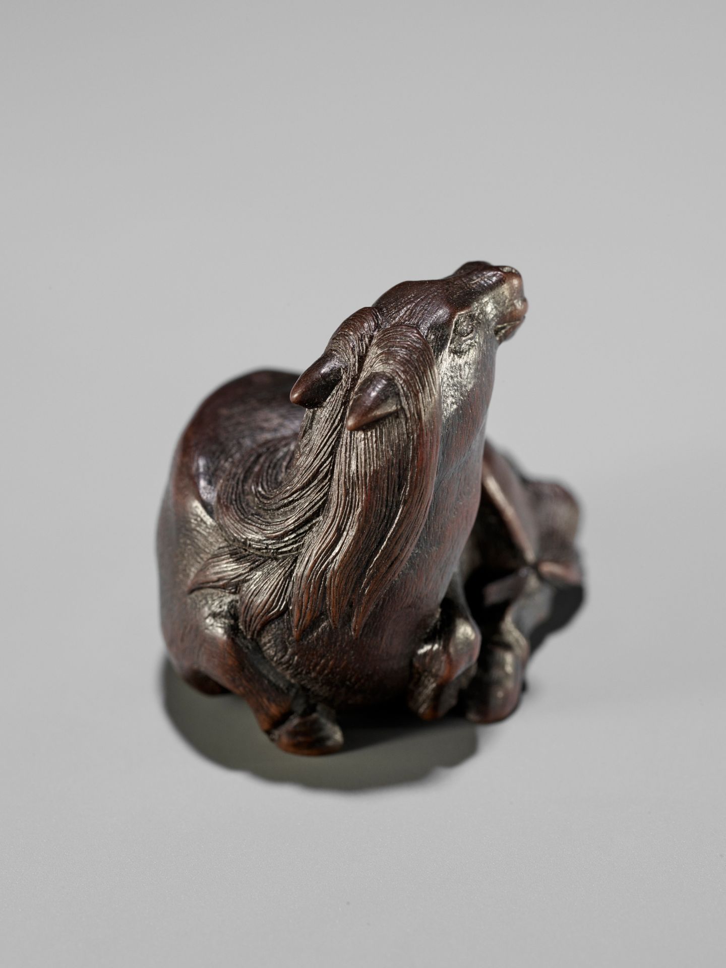 IKKAN: A FINE NAGOYA SCHOOL WOOD NETSUKE OF A RECUMBENT HORSE - Bild 11 aus 13