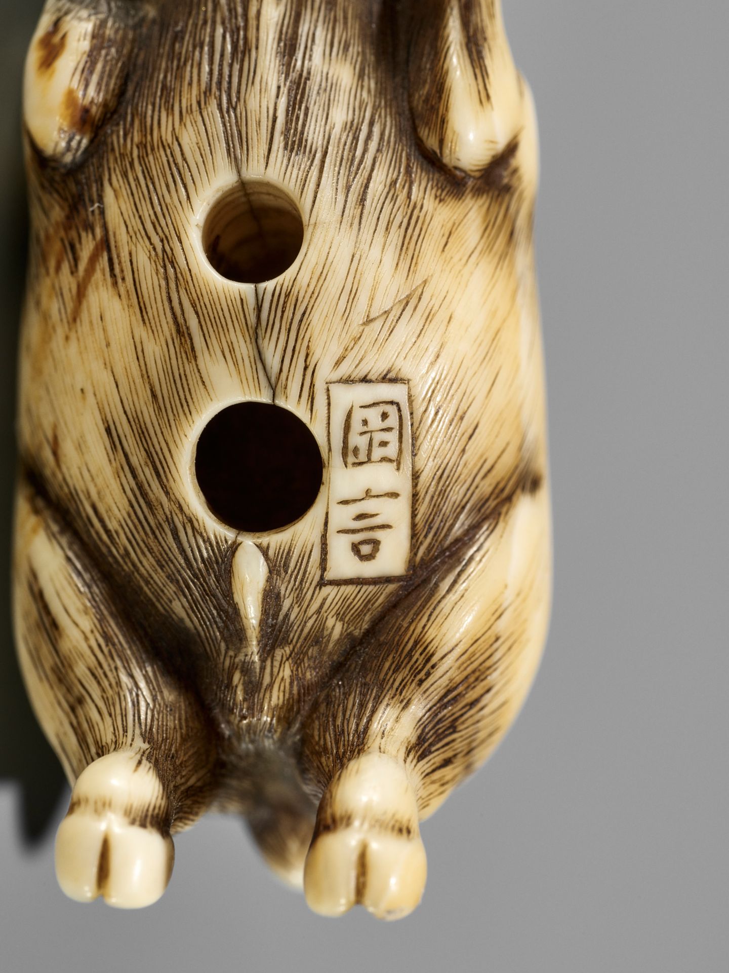 OKAKOTO: A RARE IVORY NETSUKE OF A RUNNING BOAR - Bild 13 aus 14