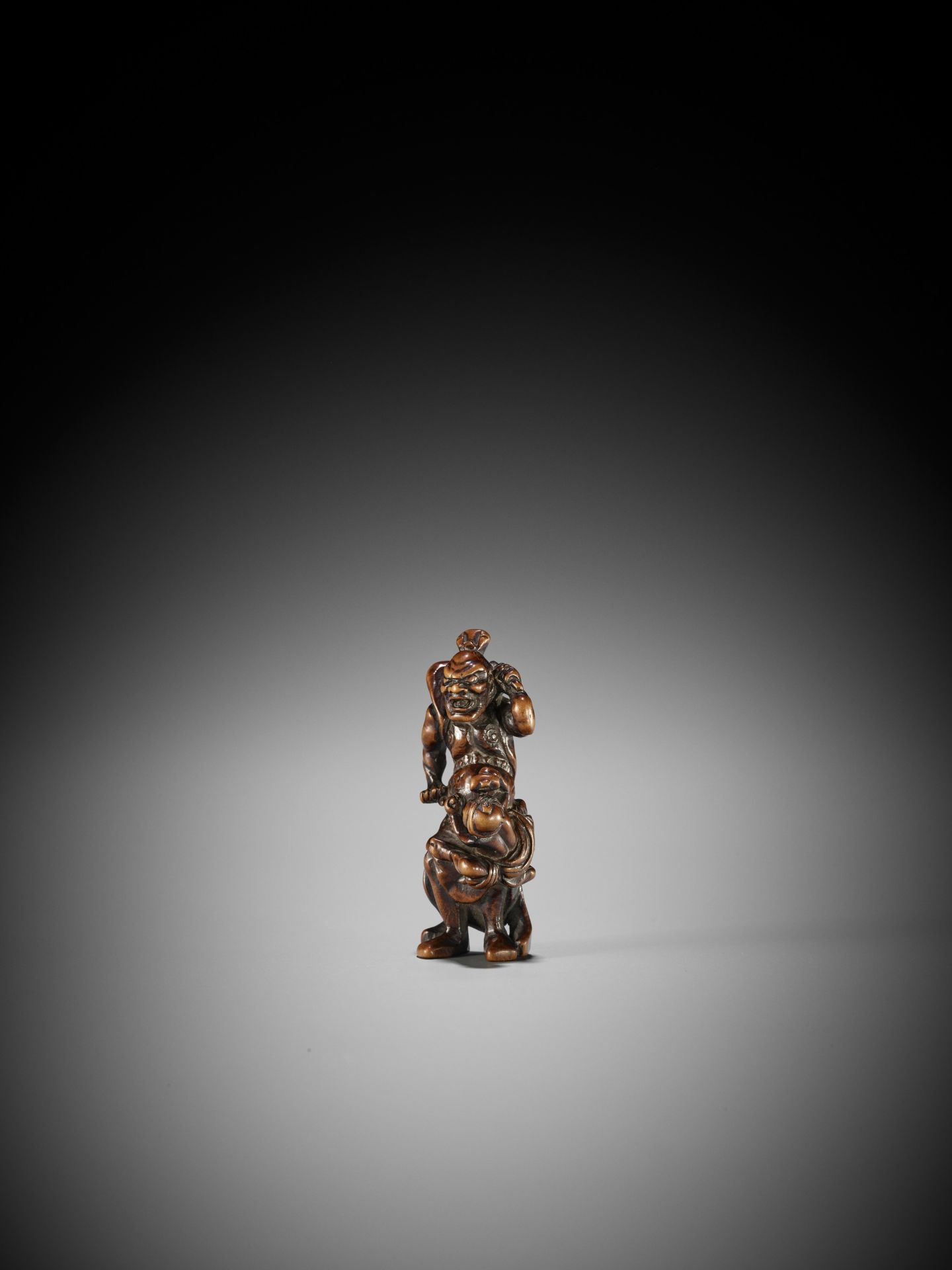 HACHIGYOKU: A RARE WOOD NETSUKE OF A SCULPTOR WITH NIO STATUE - Bild 5 aus 10