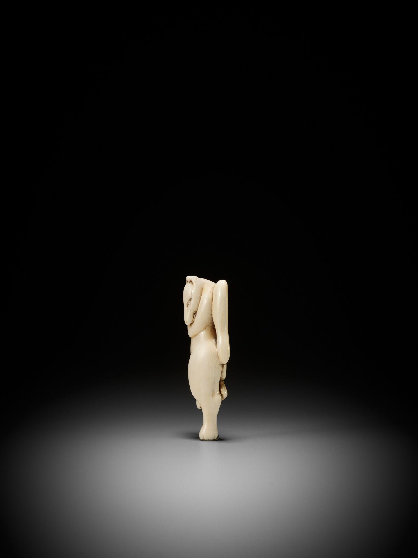 AN EARLY IVORY NETSUKE OF A DANCING KITSUNE - Bild 3 aus 9