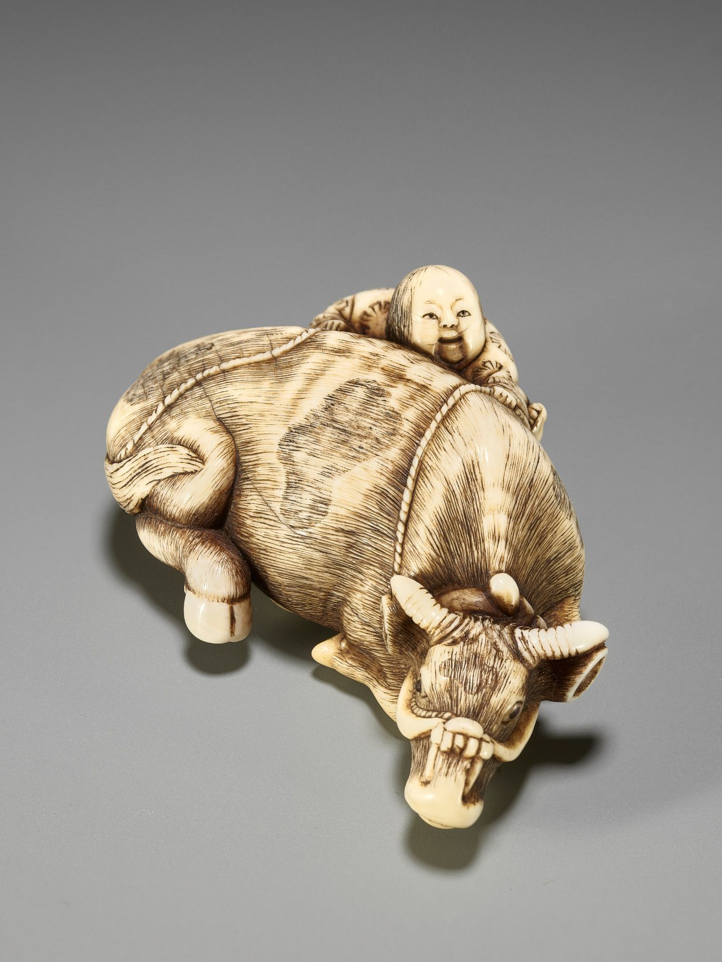 GARAKU: A POWERFUL IVORY NETSUKE OF AN OX WITH OXHERD - Bild 3 aus 11