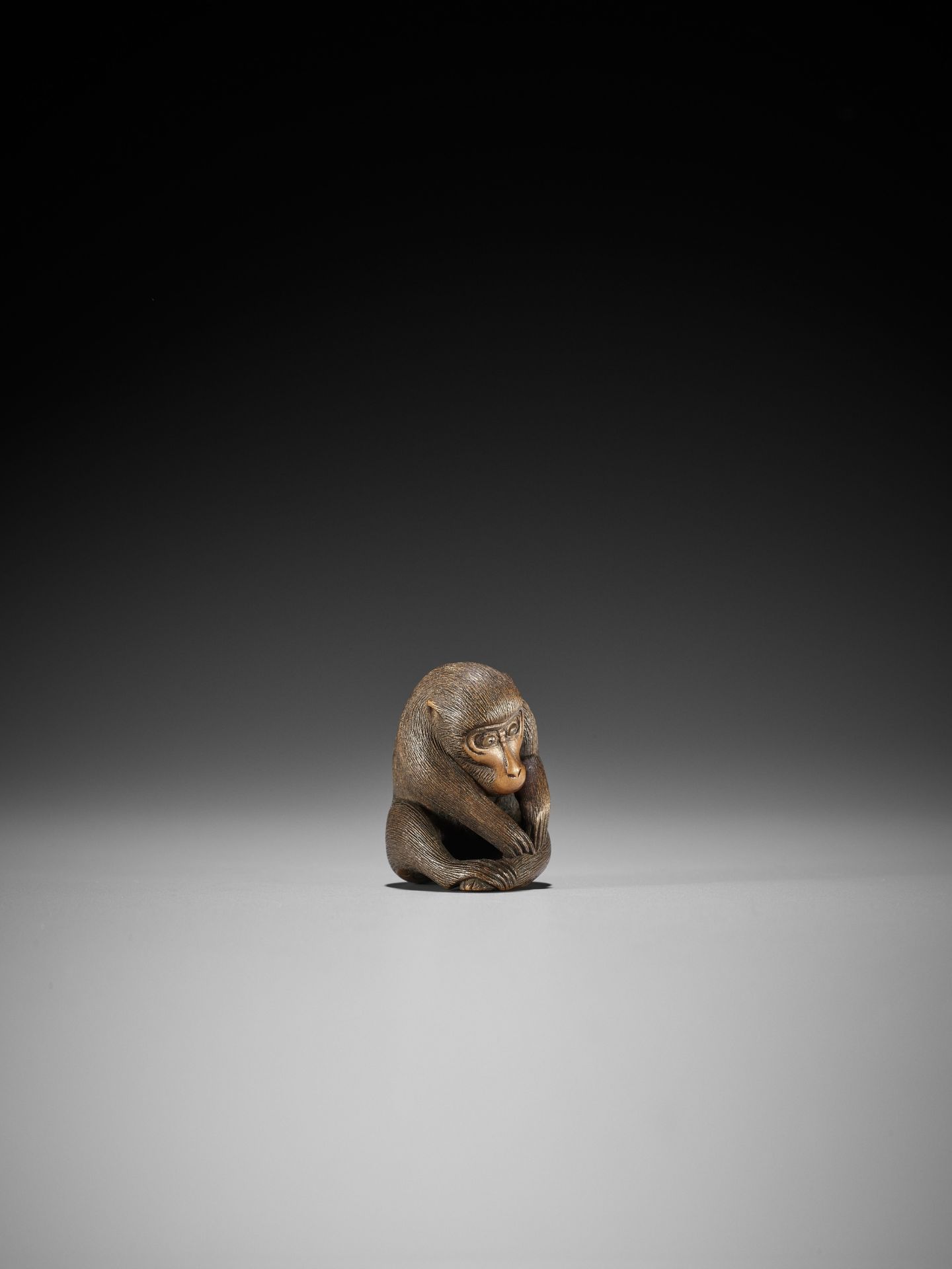 KOICHI: A WOOD NETSUKE OF A MONKEY PICKING FLEAS - Bild 7 aus 9