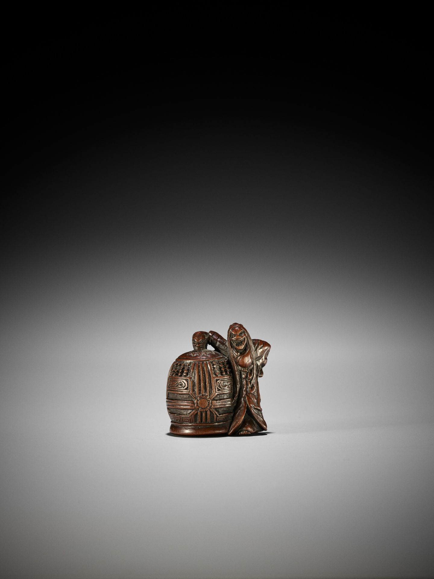 TAMETAKA: A RARE WOOD NETSUKE OF KIYOHIME - Bild 2 aus 15