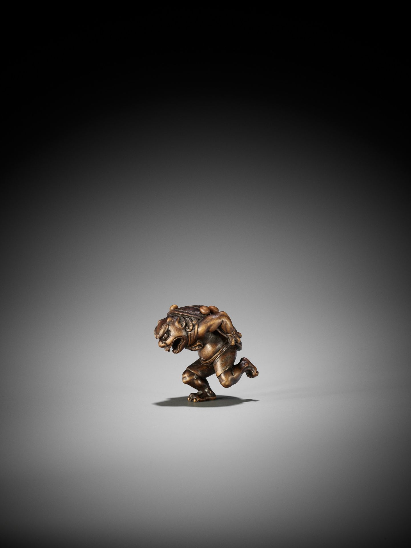 A FINE WOOD NETSUKE OF AN ONI AT SETSUBUN - Bild 4 aus 11