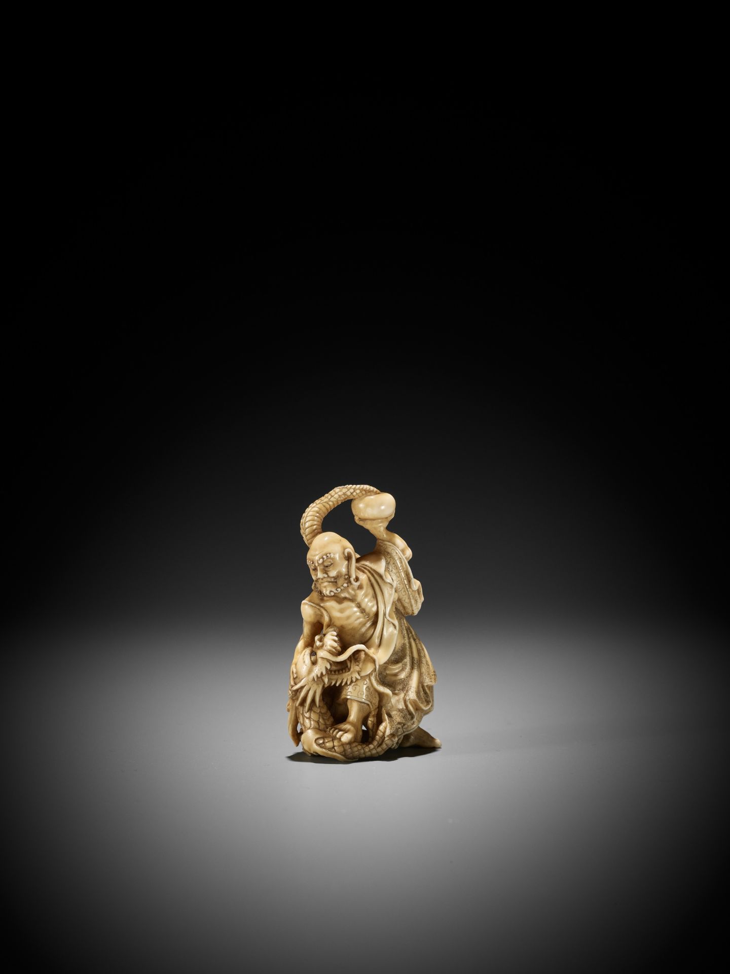 TOMOMASA: A SUPERB IVORY NETSUKE OF RAKAN HANDAKA SONJA CONJURING A DRAGON - Bild 5 aus 14