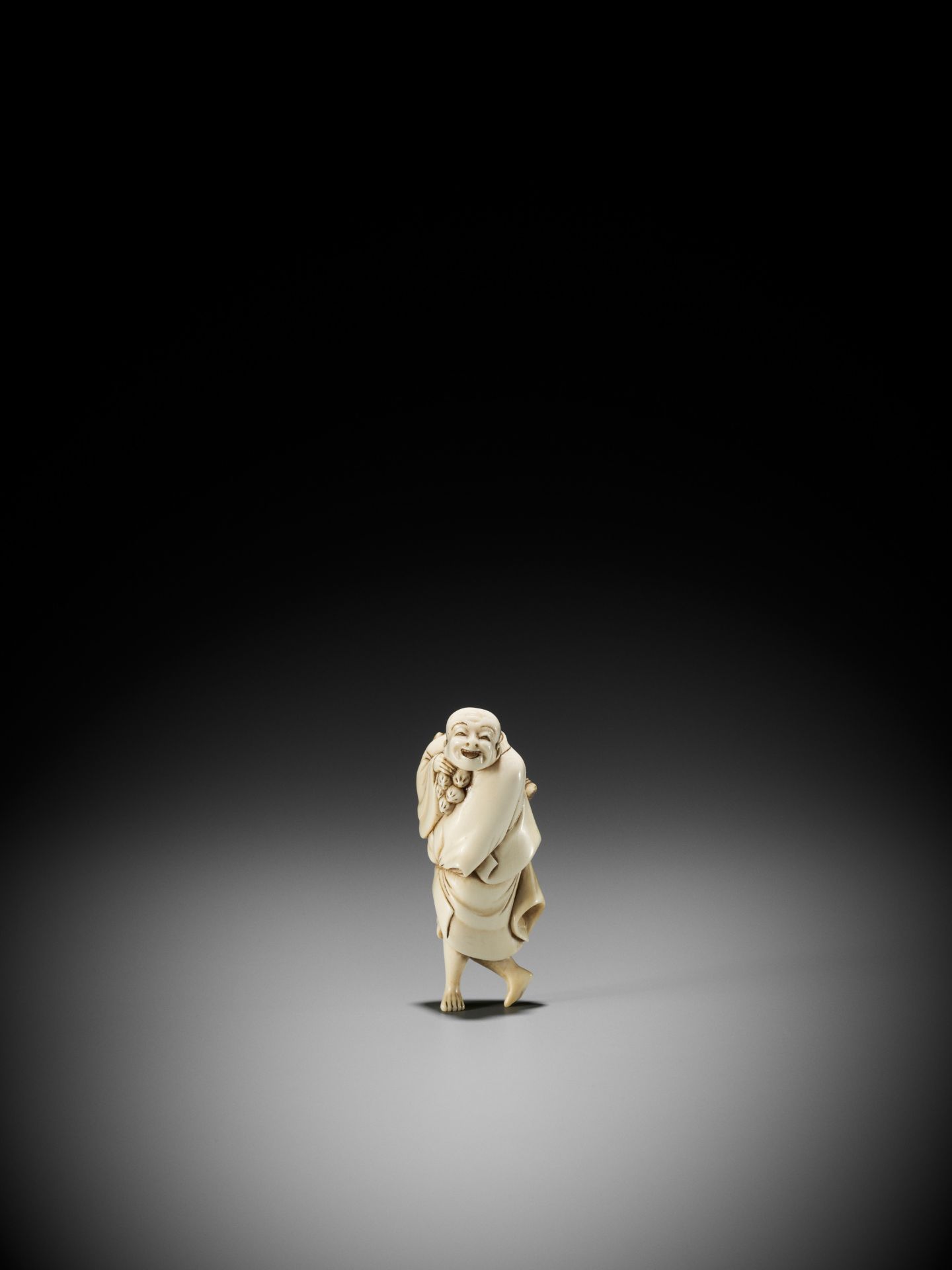 A GOOD IVORY NETSUKE OF A STREET VENDOR - Bild 8 aus 12