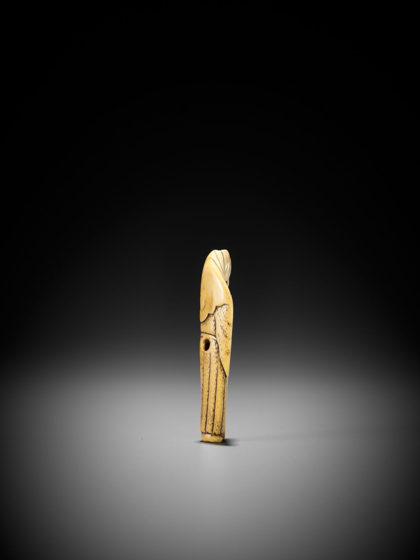 A TALL IVORY NETSUKE OF A FOX PRIEST (HAKUZOSU) - Bild 6 aus 9