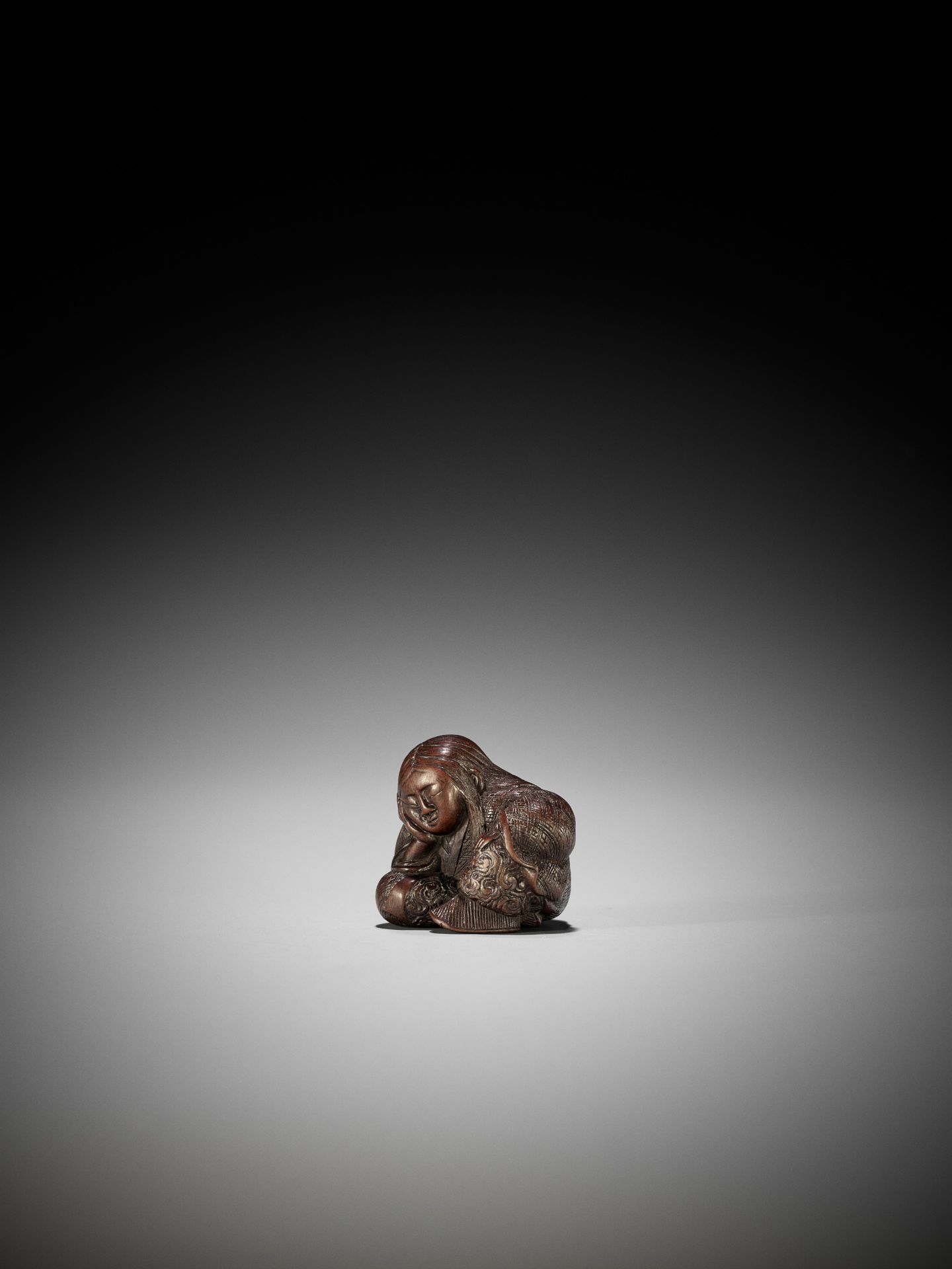 TADATOSHI: A SUPERB NAGOYA SCHOOL WOOD NETSUKE OF A SEATED SLEEPING SHOJO - Bild 3 aus 13