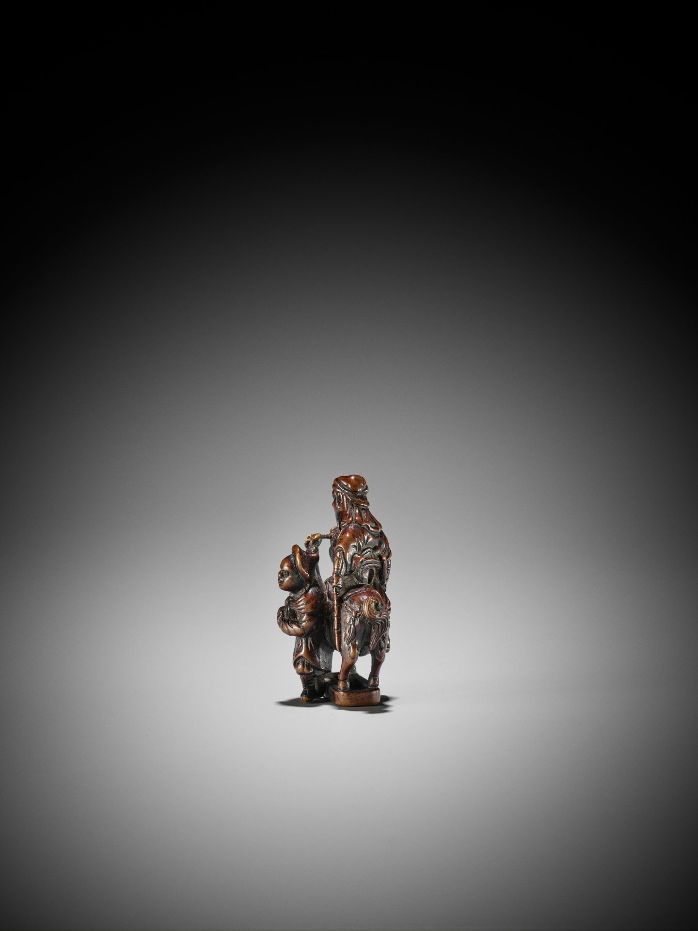 A LARGE AND POWERFUL BOXWOOD NETSUKE OF KAN'U WITH ATTENDANT - Bild 6 aus 10