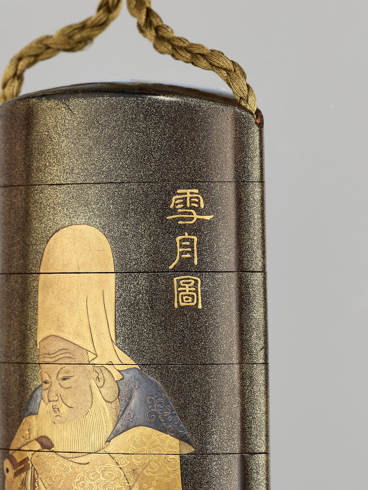 SORYUSAI: A FINE GOLD LACQUER FIVE-CASE INRO DEPICTING JUROJIN AND MINOGAME, WITH EN SUITE NETSUKE - Bild 7 aus 10