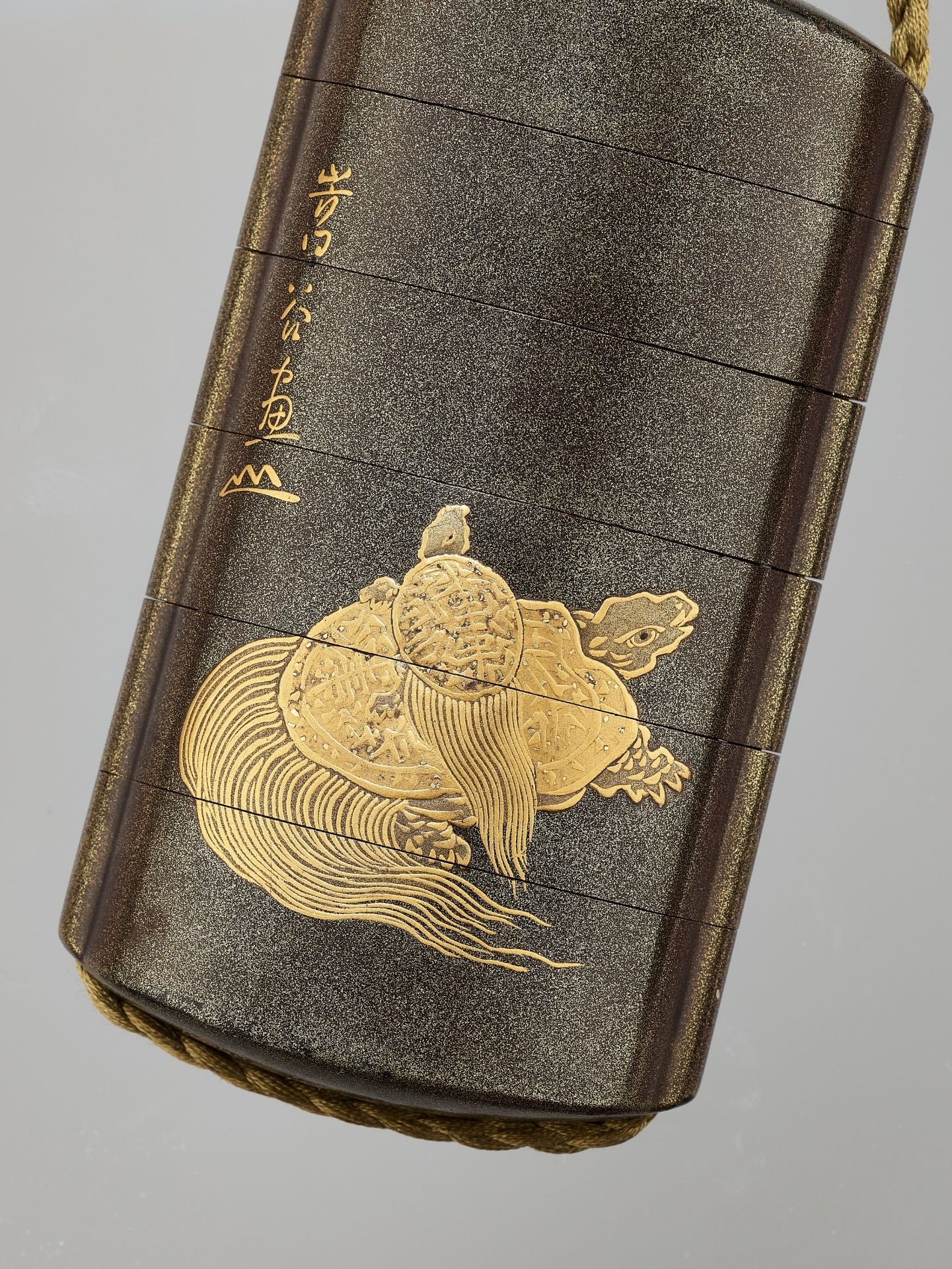 SORYUSAI: A FINE GOLD LACQUER FIVE-CASE INRO DEPICTING JUROJIN AND MINOGAME, WITH EN SUITE NETSUKE - Bild 2 aus 10