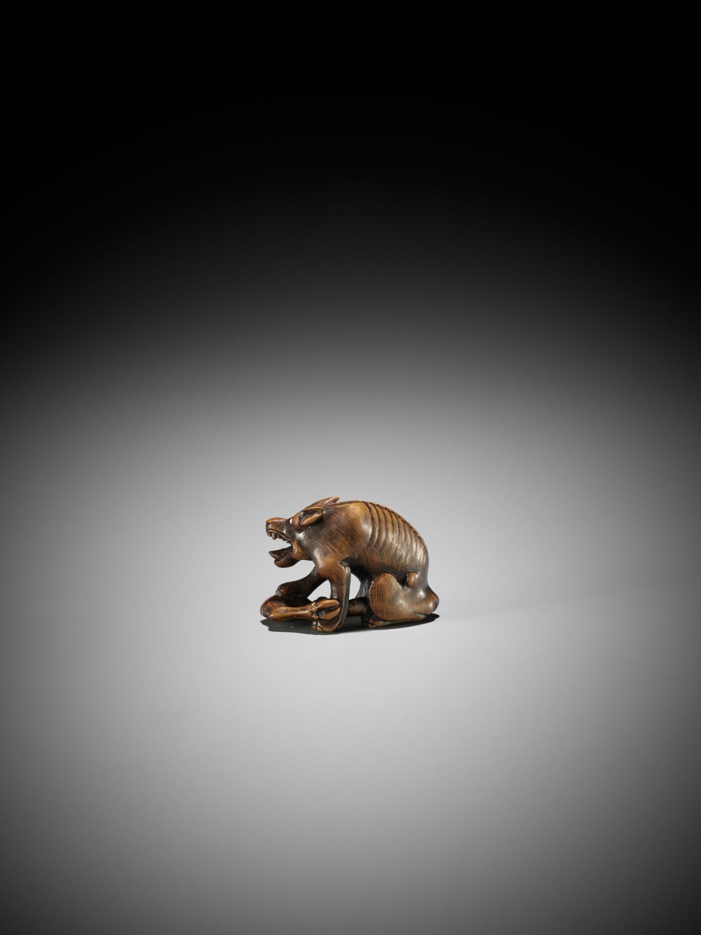 MASATOMO: A WOOD NETSUKE OF A WOLF WITH HAUNCH OF VENISON - Bild 6 aus 10