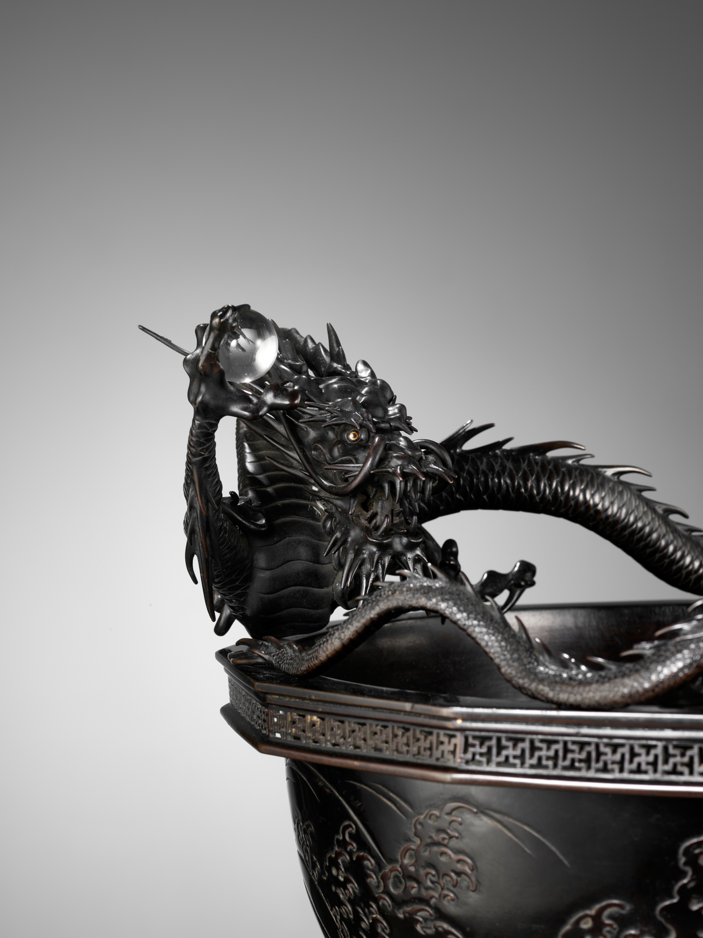 HIDEMITSU: A LARGE AND IMPRESSIVE BRONZE BOWL WITH TWO DRAGONS - Image 4 of 16