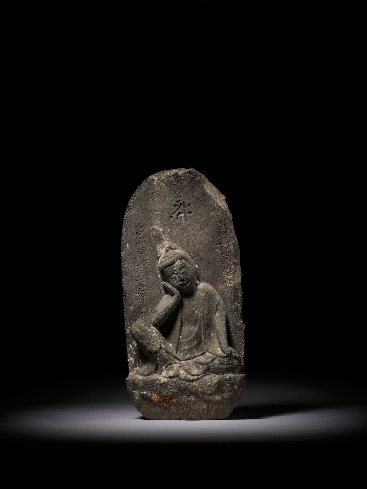 A RARE STONE STELE OF NYOIRIN KANNON, DATED 1708 BY INSCRIPTION - Image 2 of 16