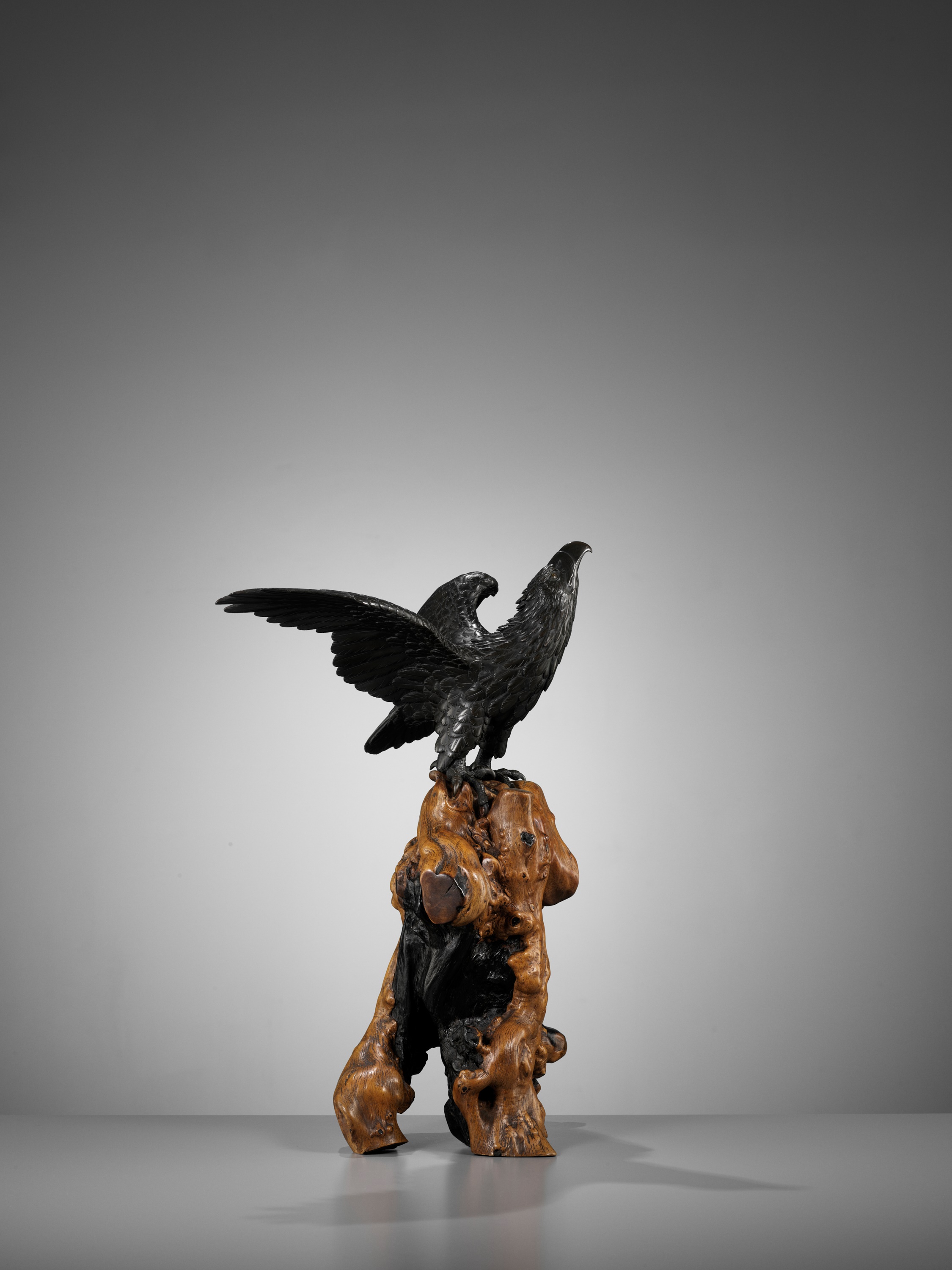 AKASOFU GYOKKO: AN IMPRESSIVE AND RARE BRONZE OKIMONO OF AN ASCENDING EAGLE - Image 11 of 18