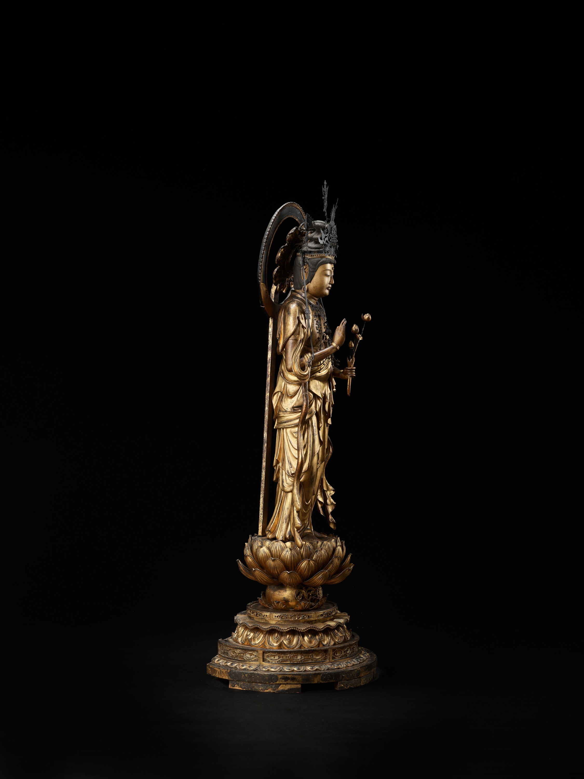AN EXCEPTIONAL AND MONUMENTAL GILT WOOD FIGURE OF SEISHI BOSATSU - Image 17 of 18
