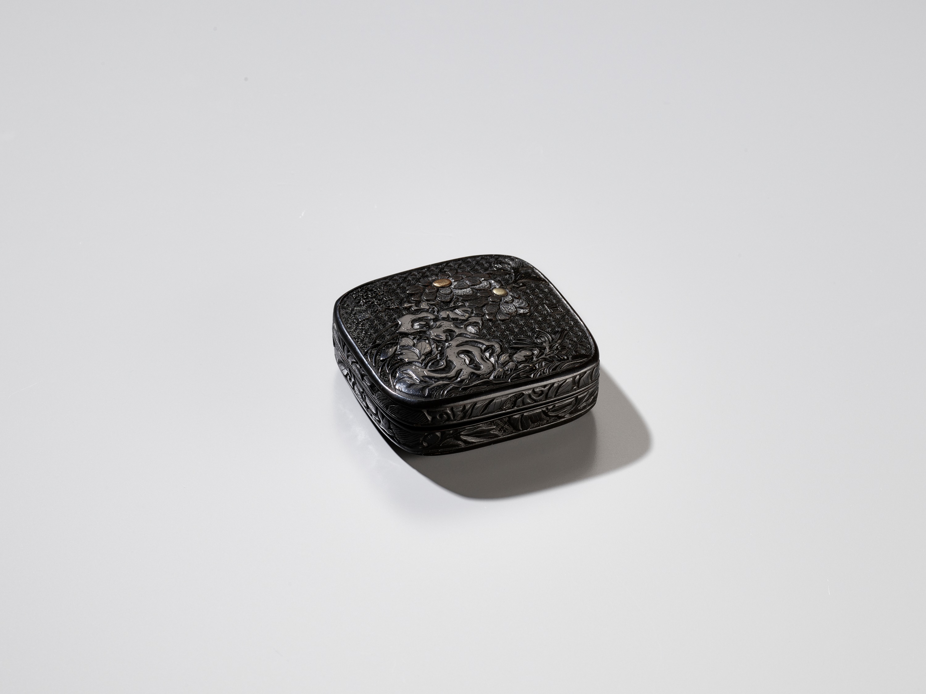 A RARE TSUIKOKU (CARVED BLACK LACQUER) KOGO (INCENSE BOX) AND COVER WITH CHRYSANTHEMUMS AND POEM - Image 5 of 10